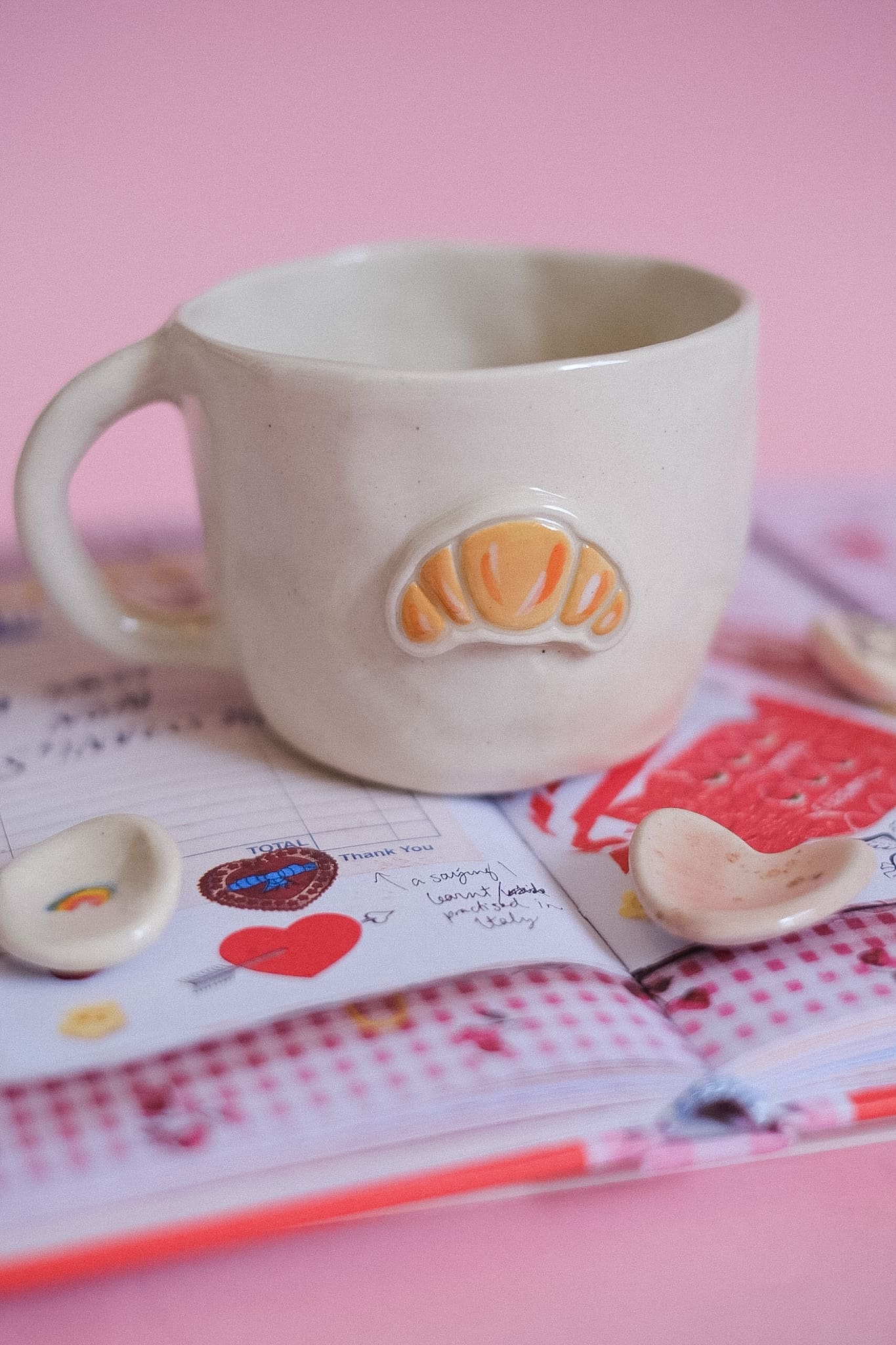 Mug en céramique artisanale motif croissant en relief