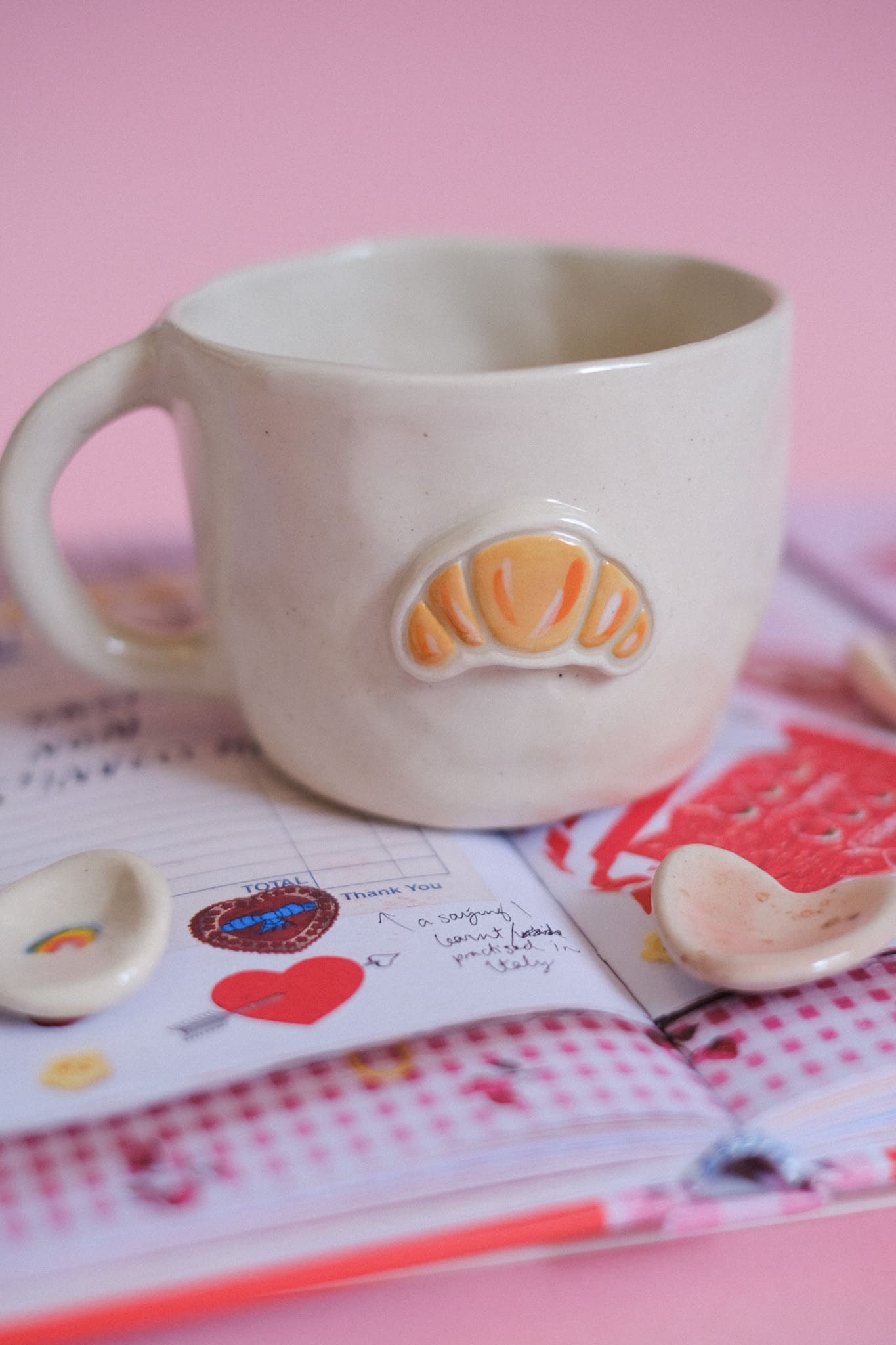 Mug en céramique artisanale motif croissant en relief