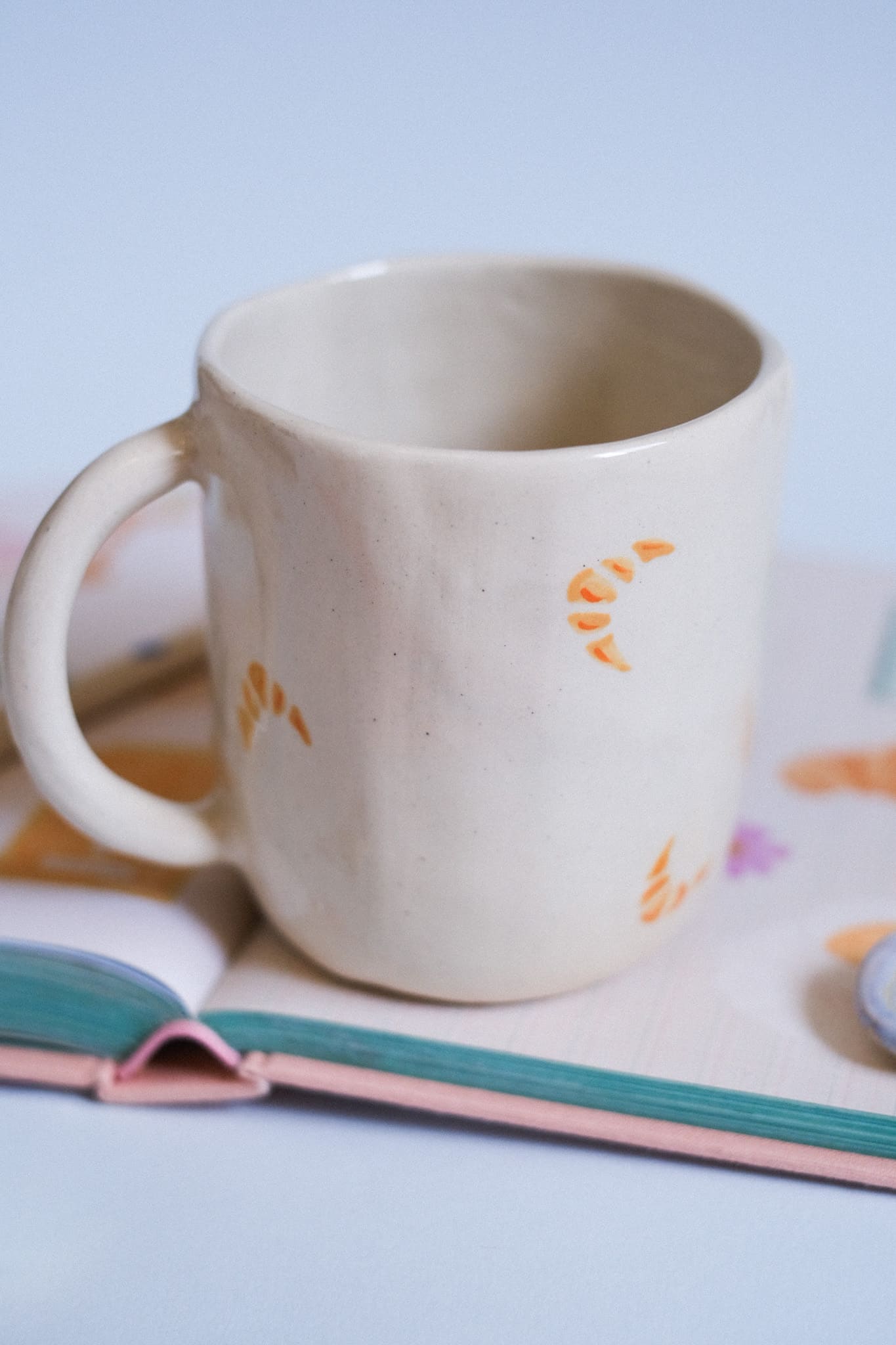 Mug croissants en céramique (avec un petit croissant au fond)