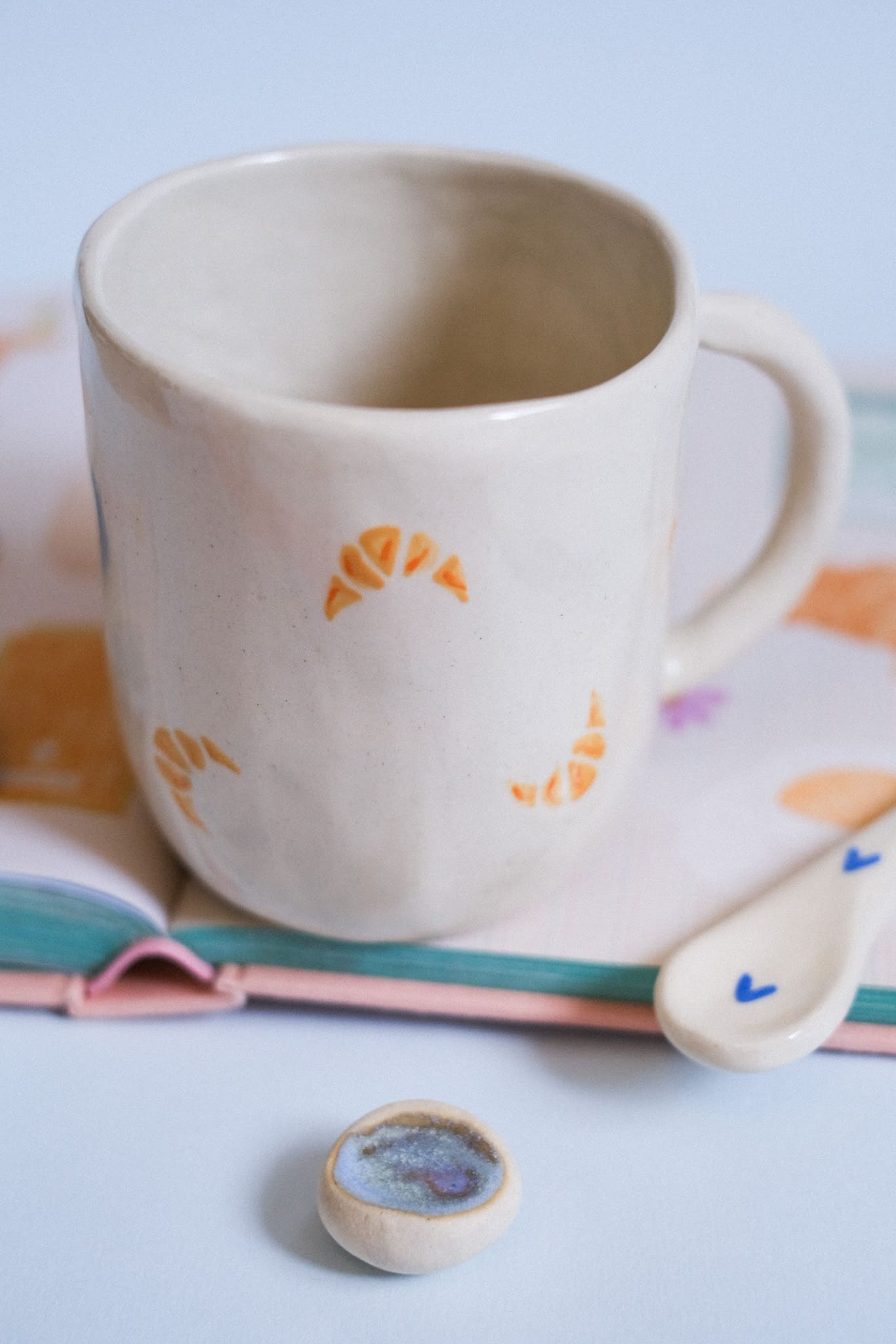 Mug croissants en céramique (avec un petit croissant au fond)