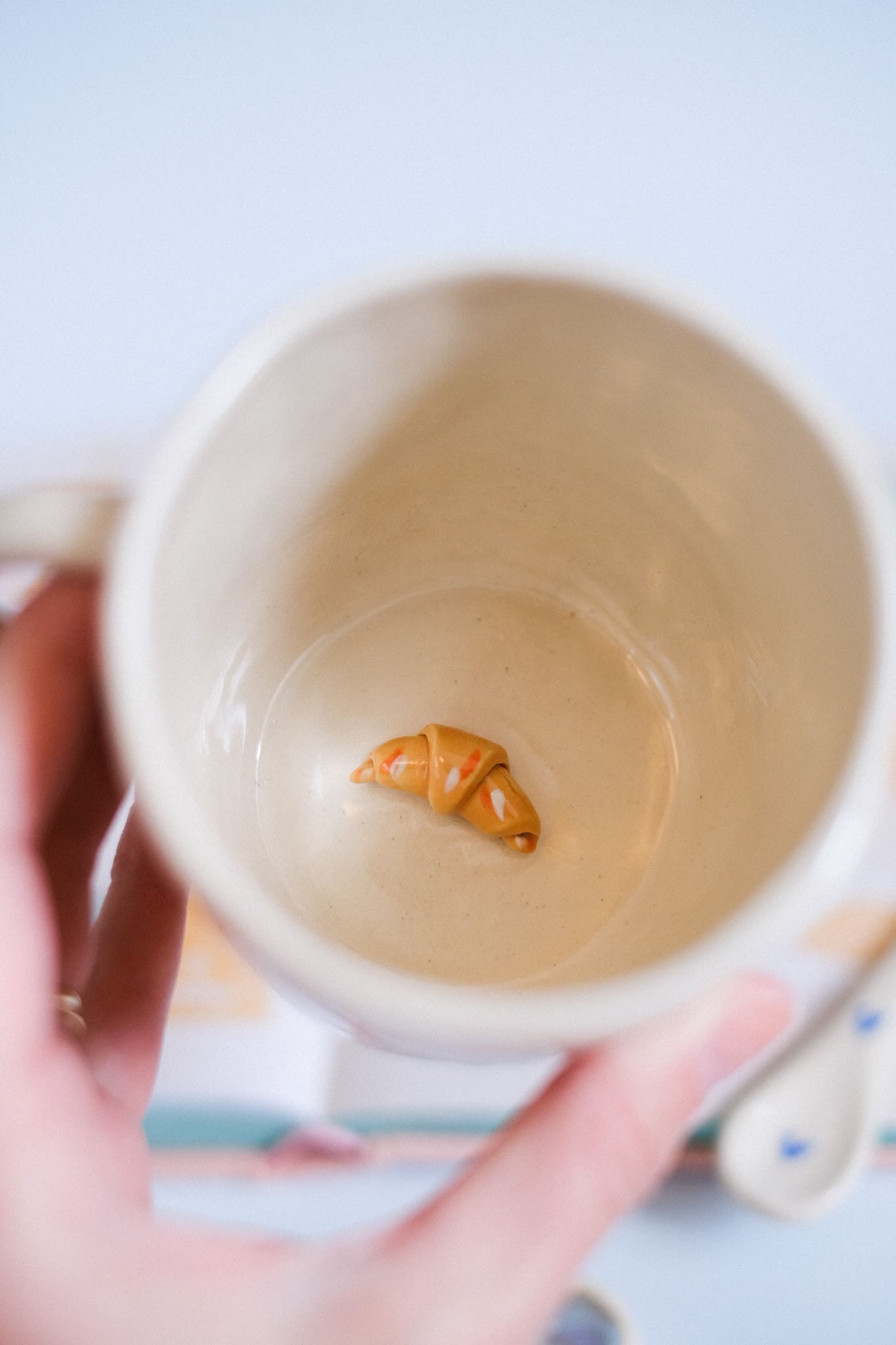 Mug croissants en céramique (avec un petit croissant au fond)