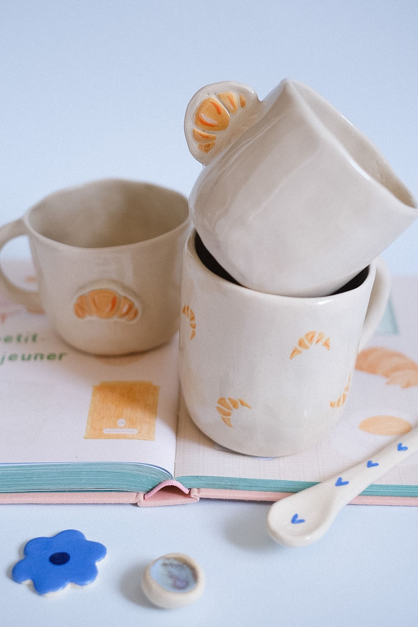 Mug croissants en céramique (avec un petit croissant au fond)