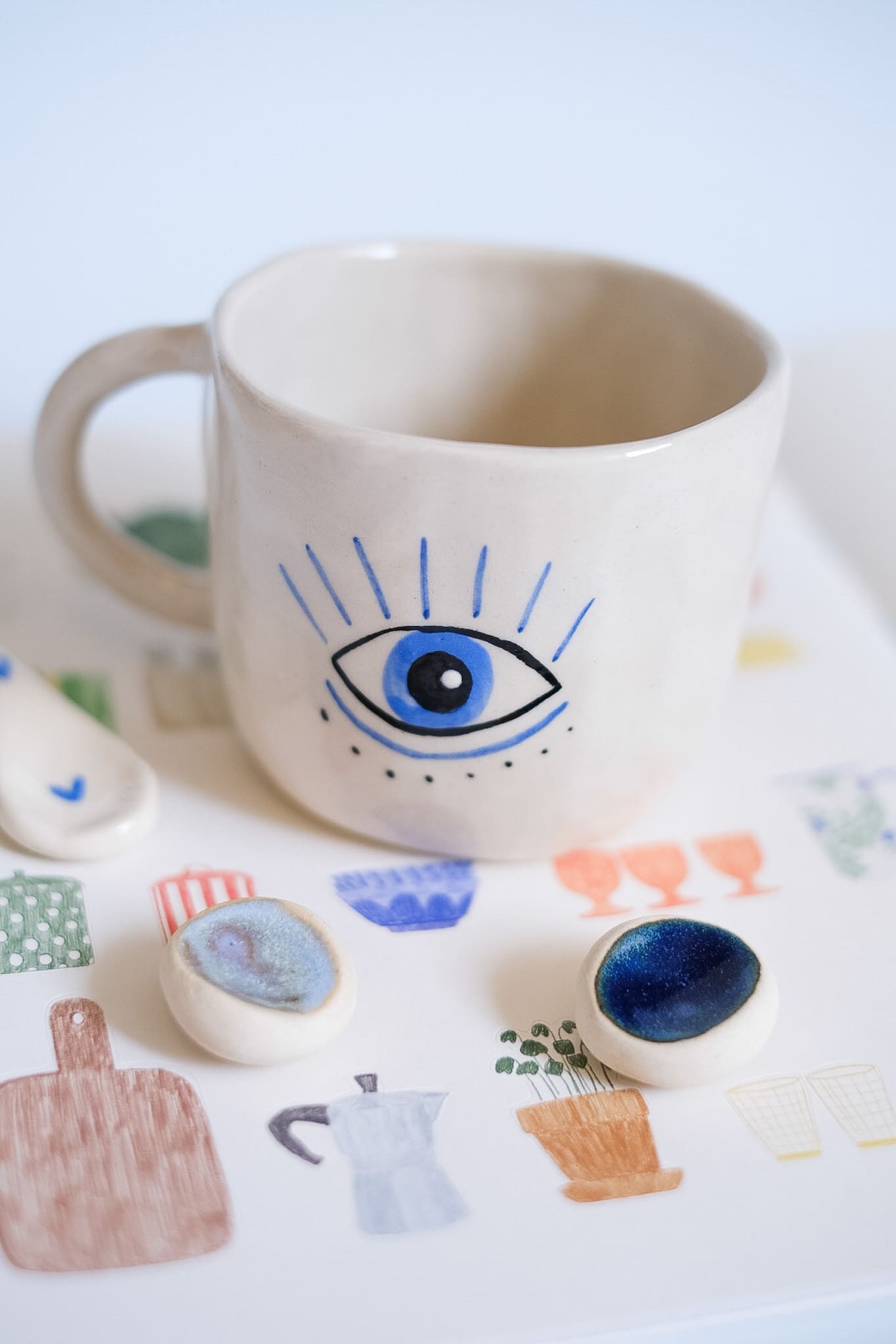 Mug en céramique artisanale motif œil karma porte-bonheur