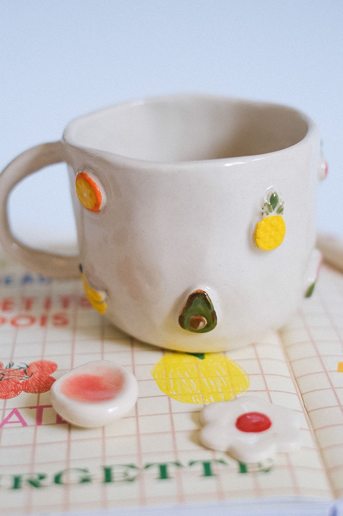 Mug en céramique artisanale fruits en relief peints à la main