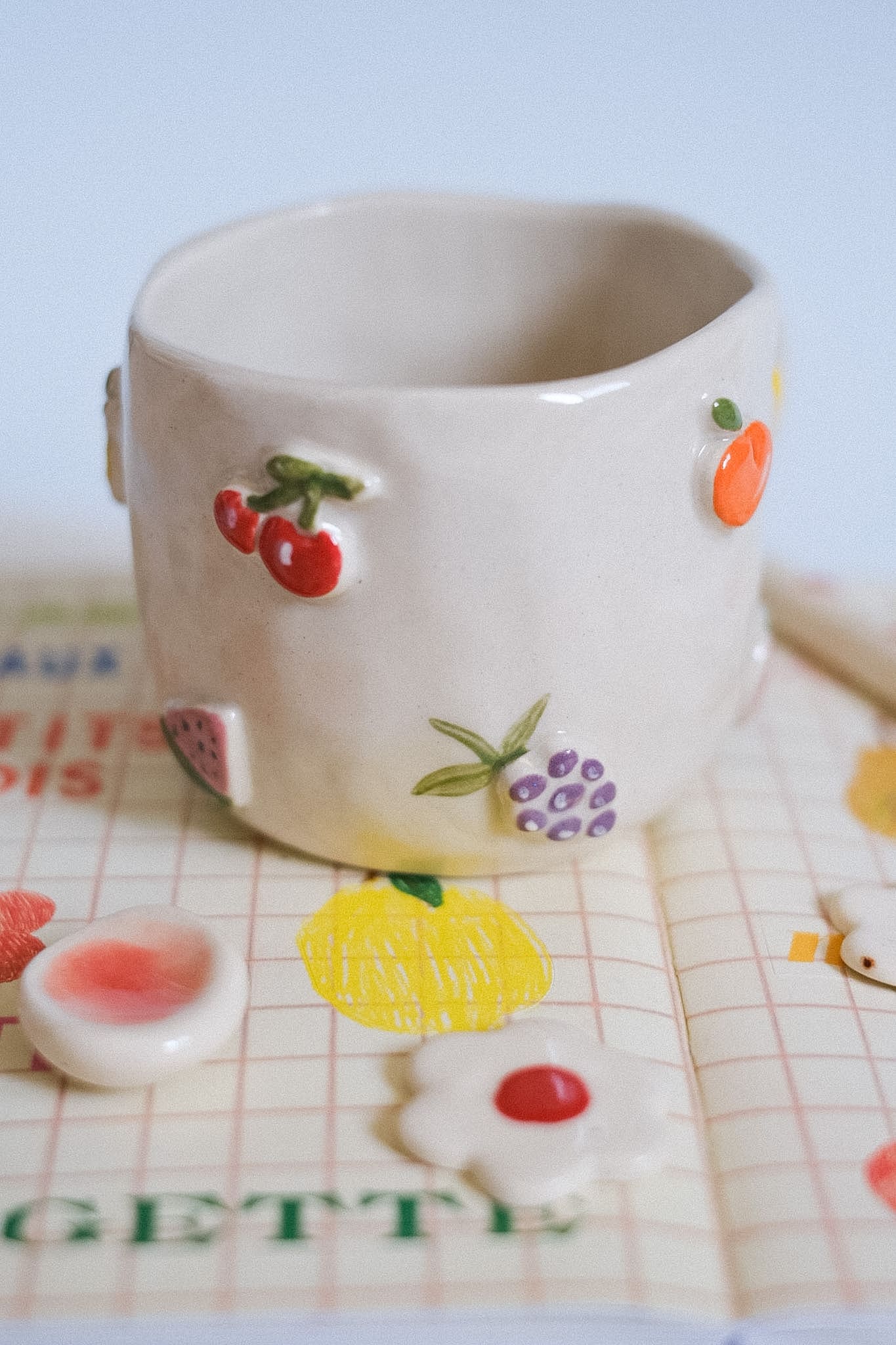 Mug en céramique artisanale fruits en relief peints à la main