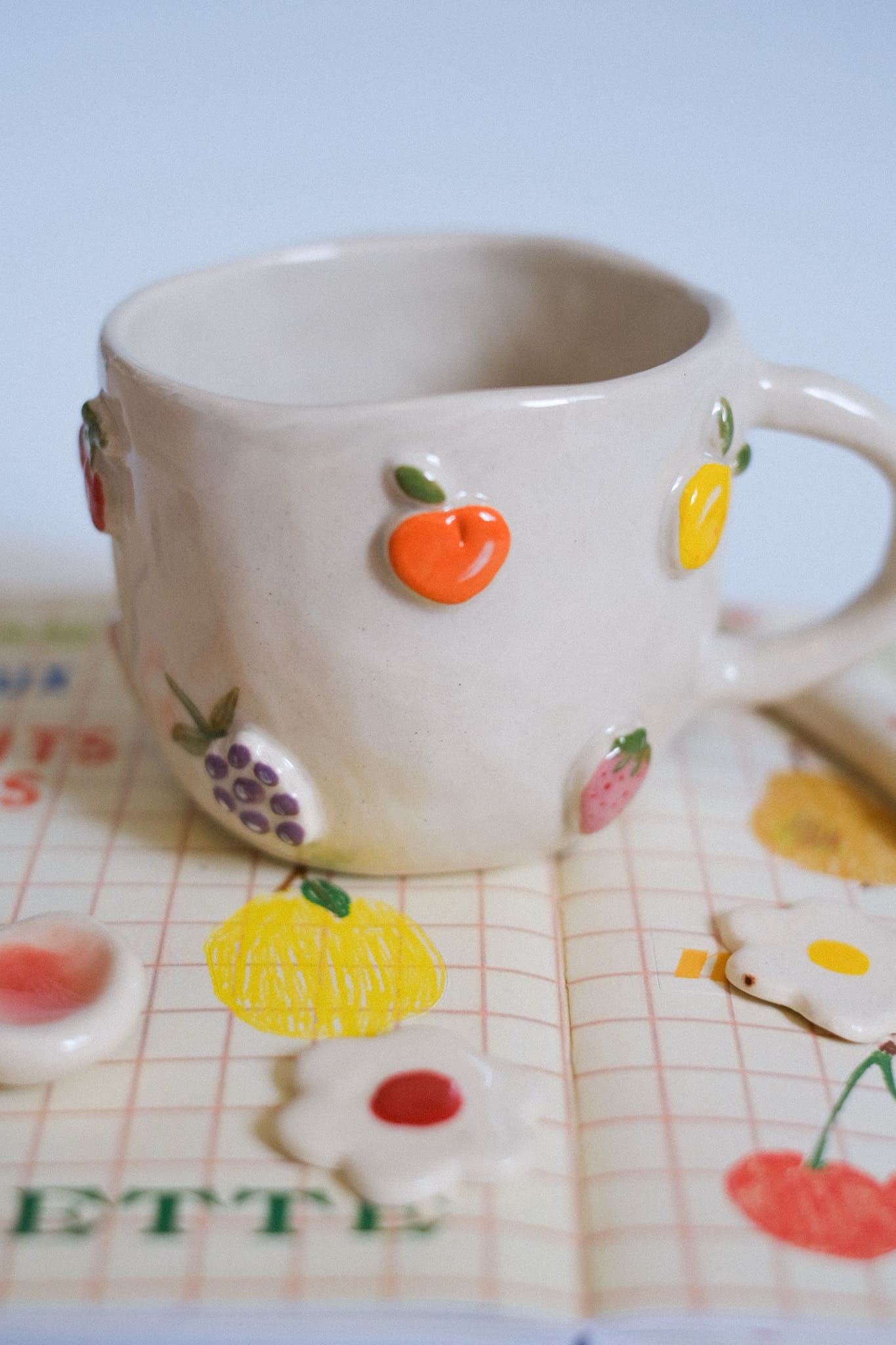 Mug en céramique artisanale fruits en relief peints à la main