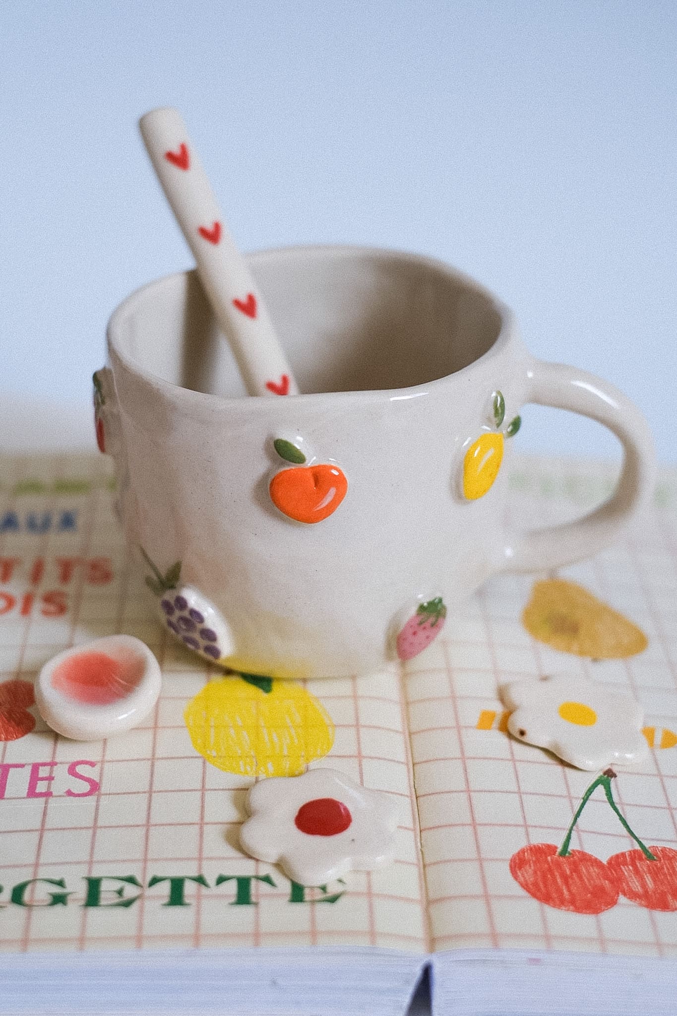 Mug en céramique artisanale fruits en relief peints à la main