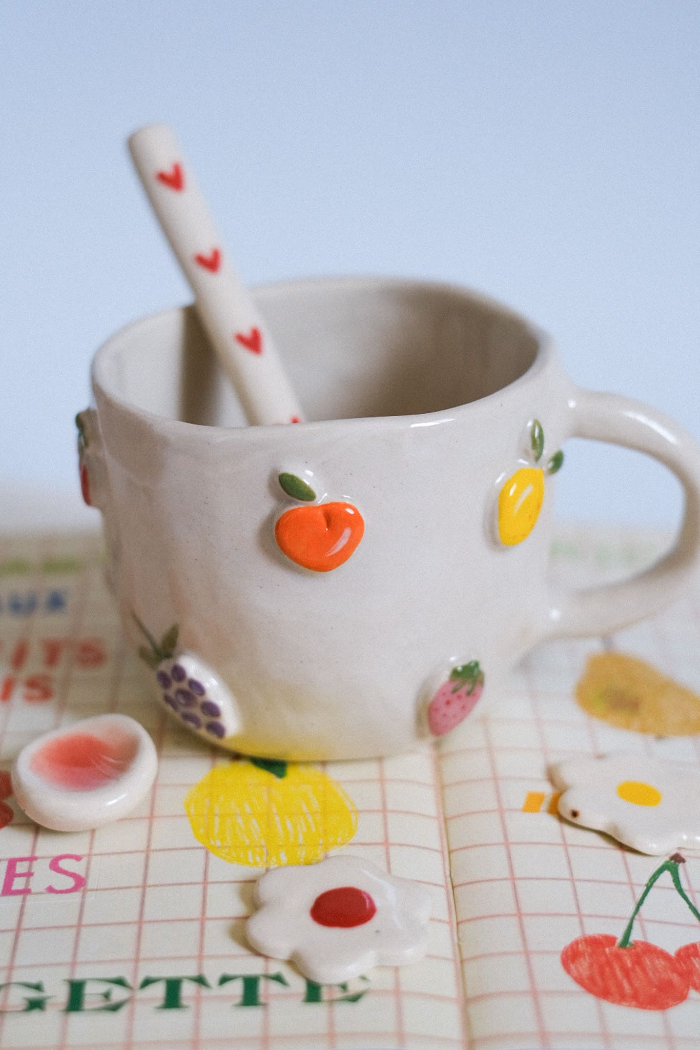 Mug en céramique artisanale fruits en relief peints à la main