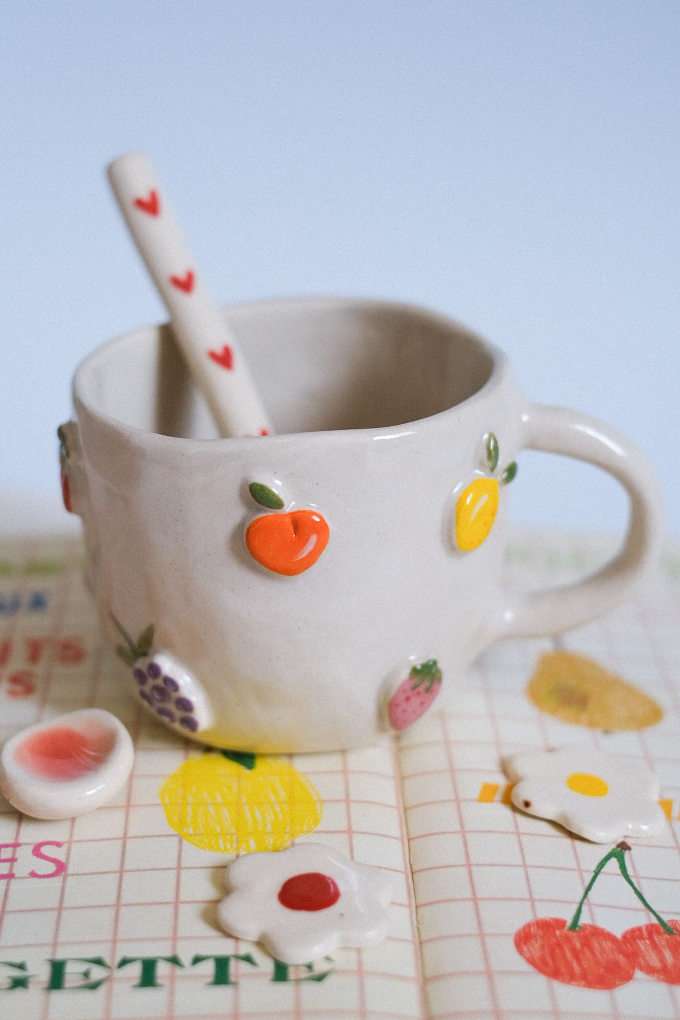 Mug en céramique artisanale fruits en relief peints à la main