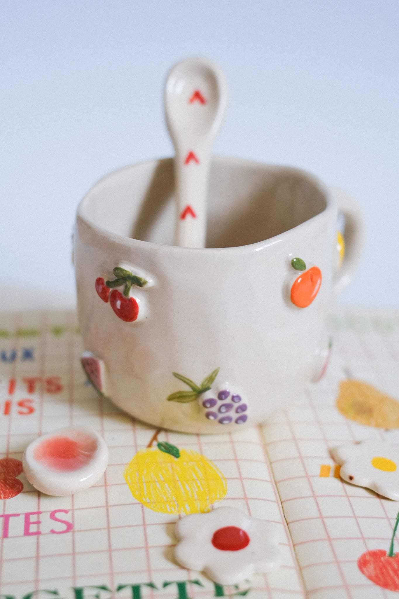 Mug en céramique artisanale fruits en relief peints à la main