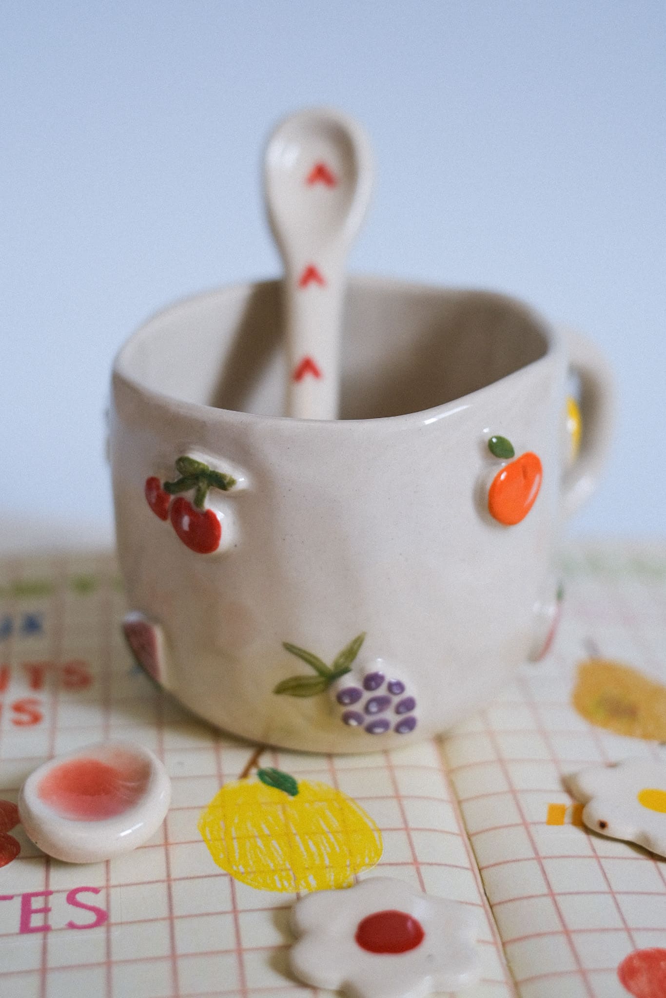 Mug en céramique artisanale fruits en relief peints à la main