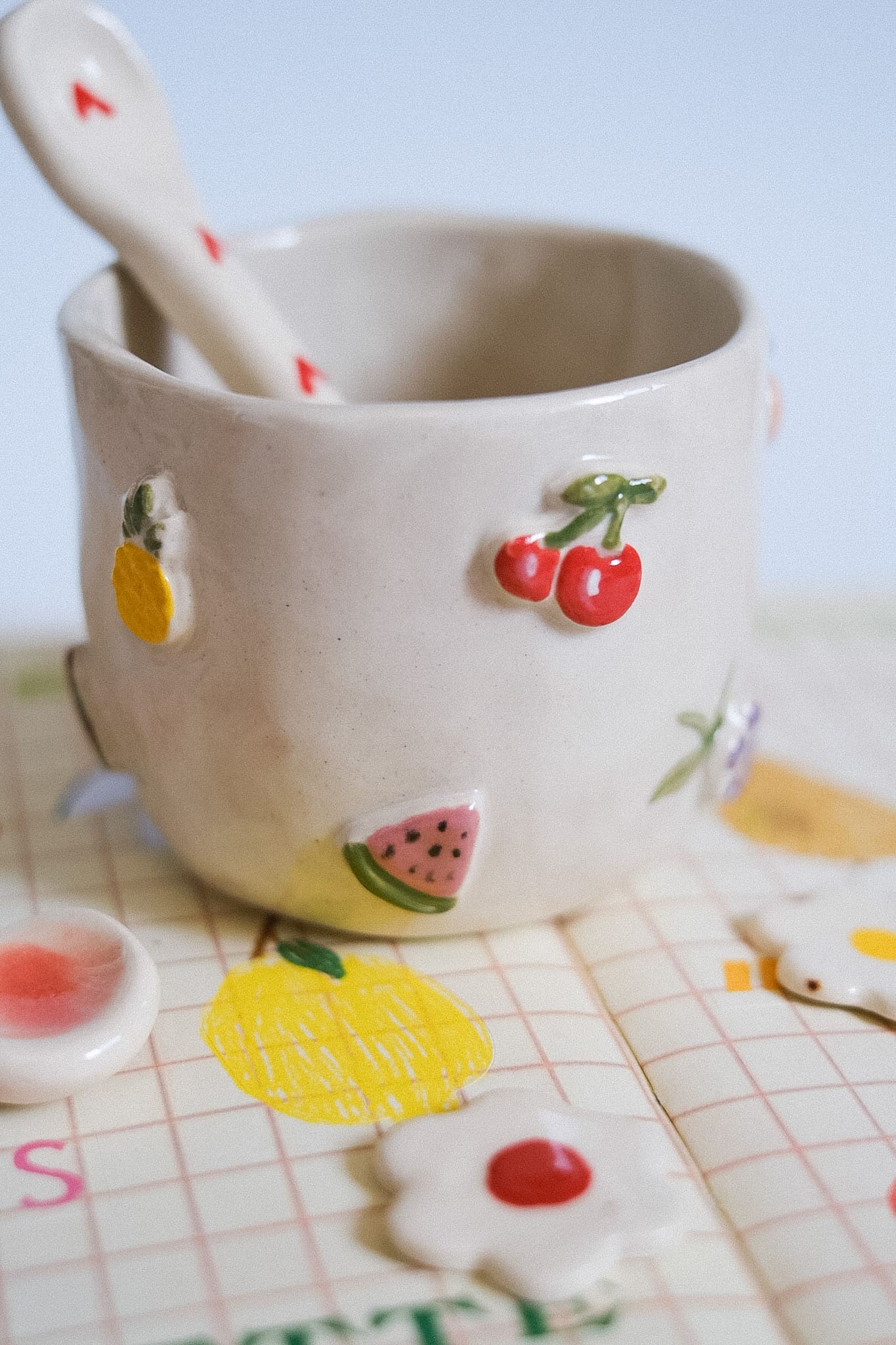Mug en céramique artisanale fruits en relief peints à la main