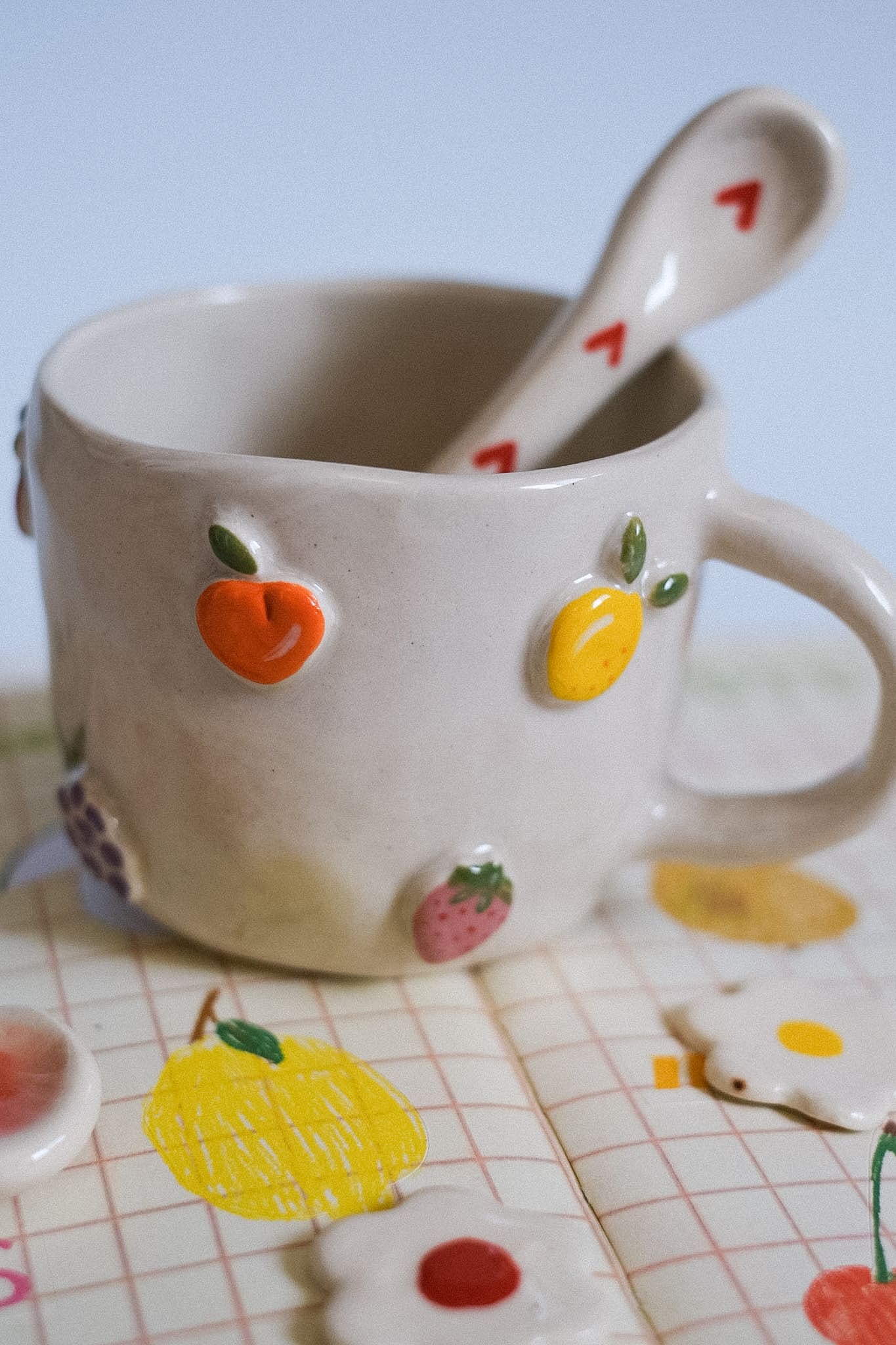 Mug en céramique artisanale fruits en relief peints à la main