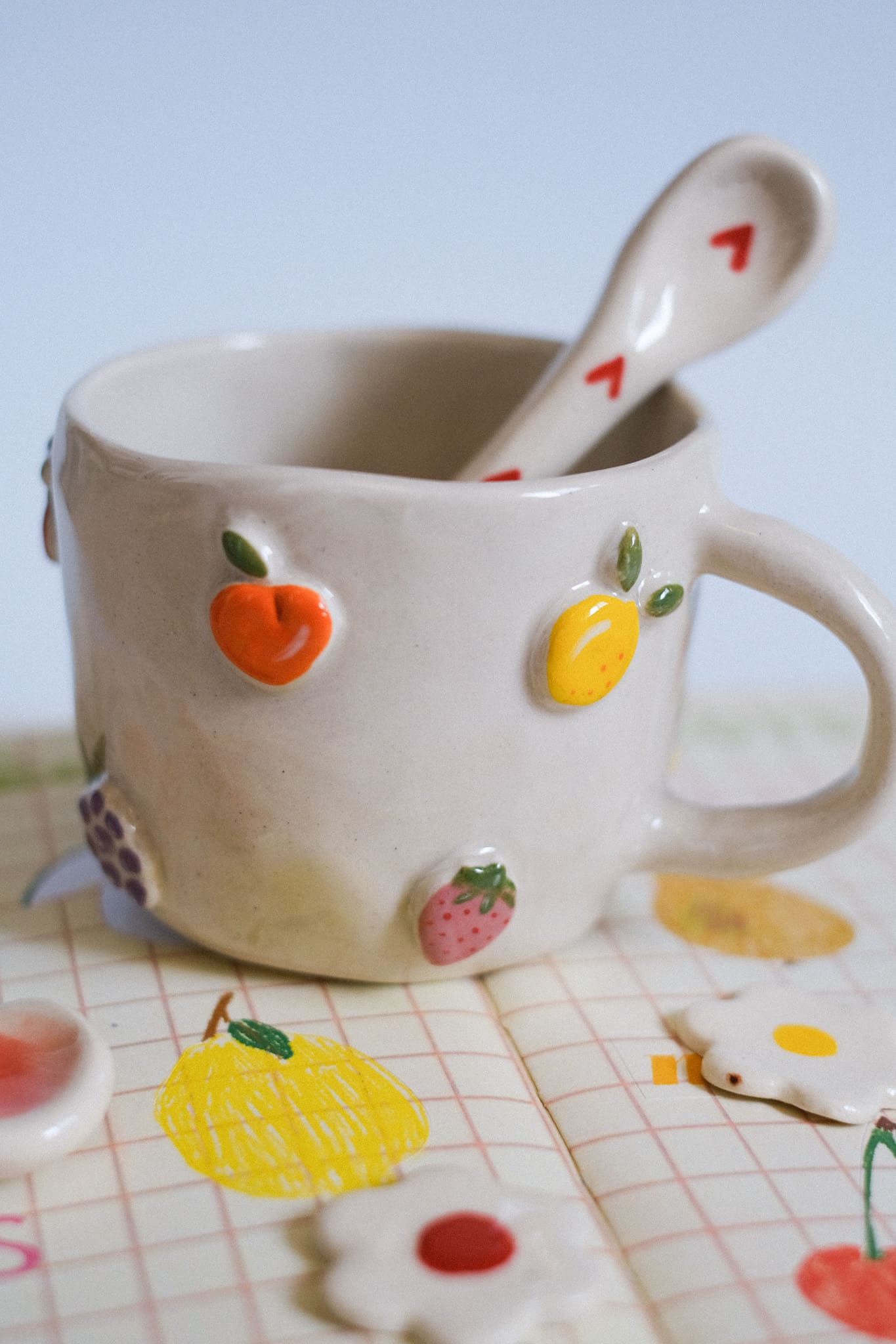 Mug en céramique artisanale fruits en relief peints à la main