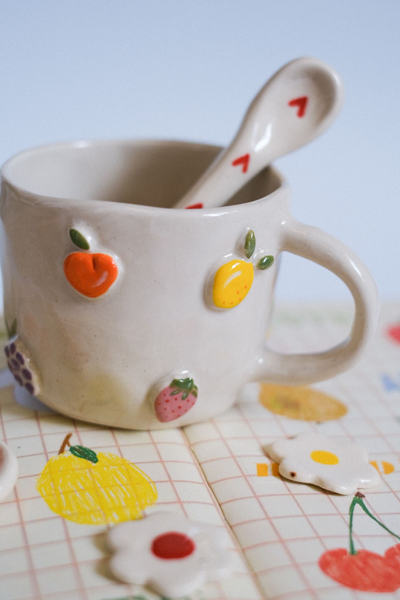 Mug en céramique artisanale fruits en relief peints à la main