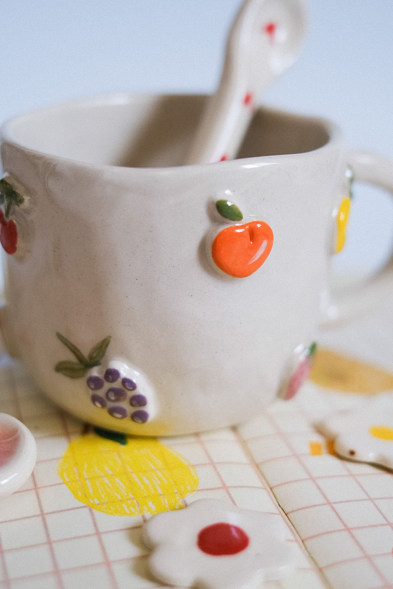 Mug en céramique artisanale fruits en relief peints à la main