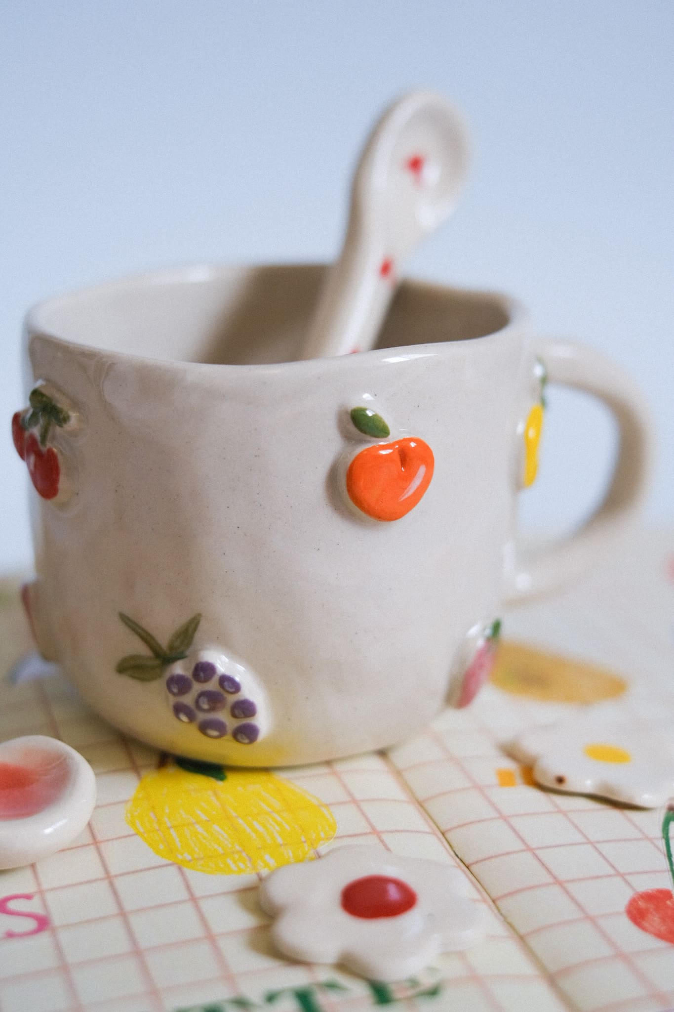Mug en céramique artisanale fruits en relief peints à la main