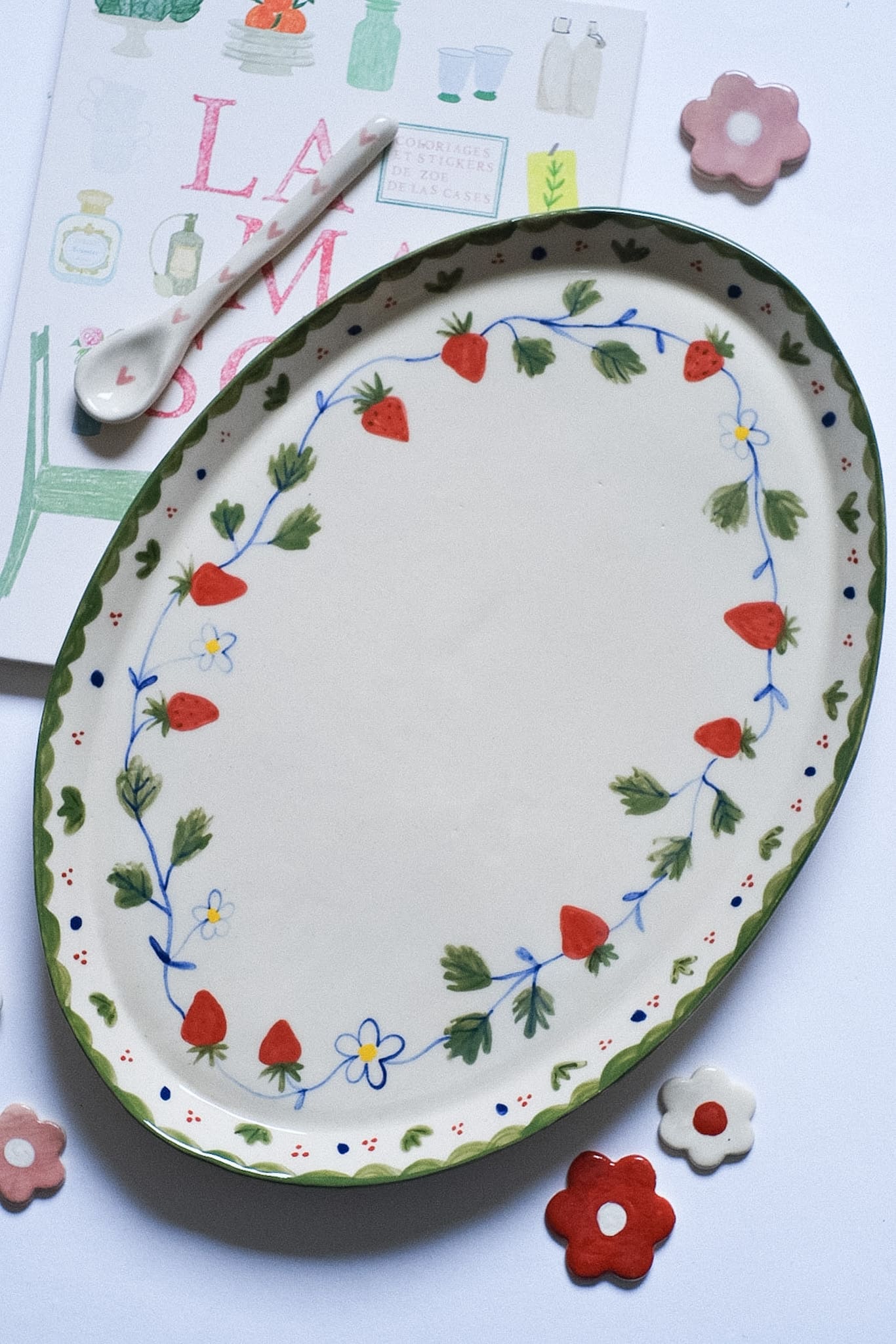 Grand plat ovale céramique artisanale fraises peintes à la main