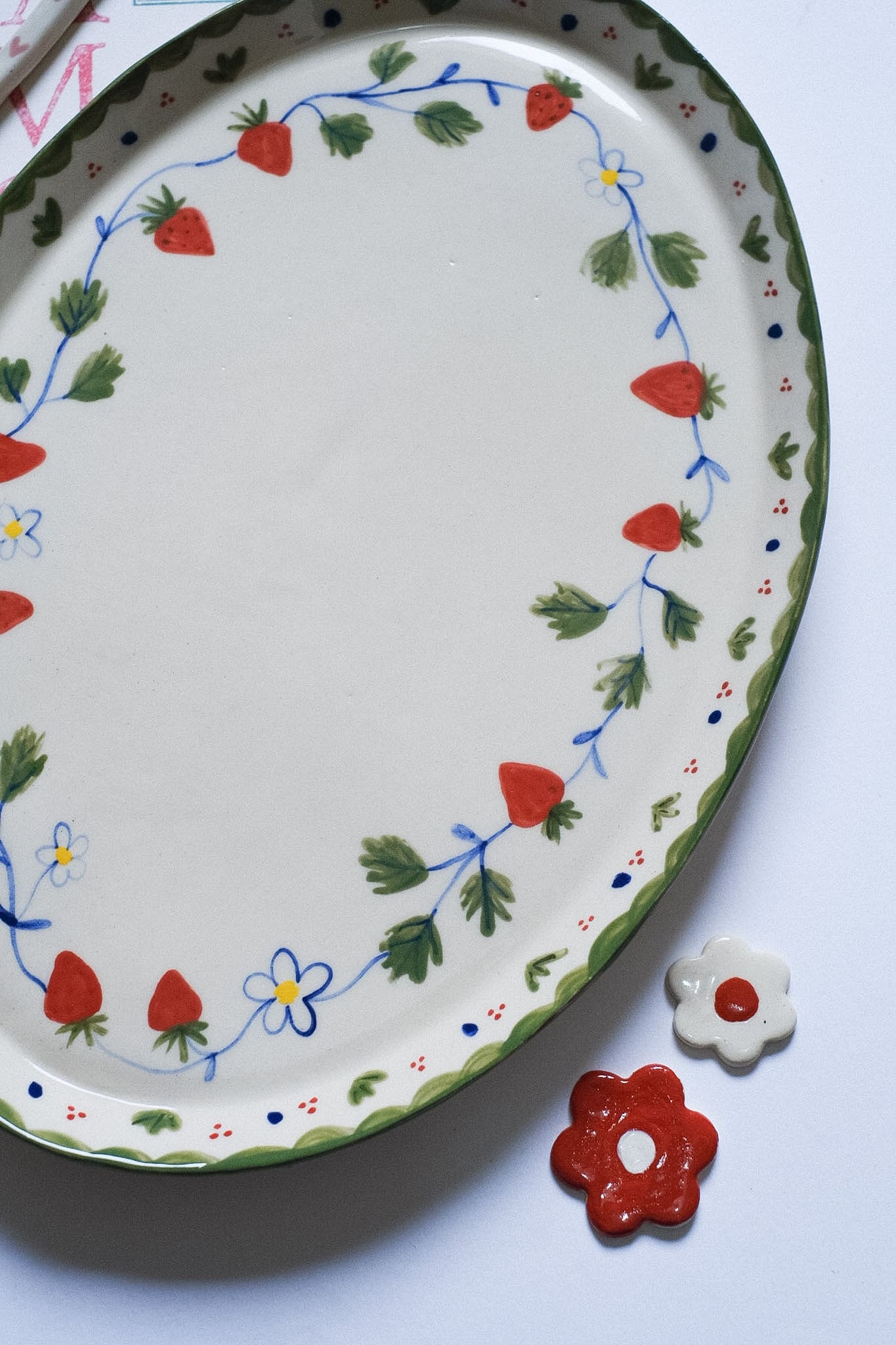 Grand plat ovale céramique artisanale fraises peintes à la main