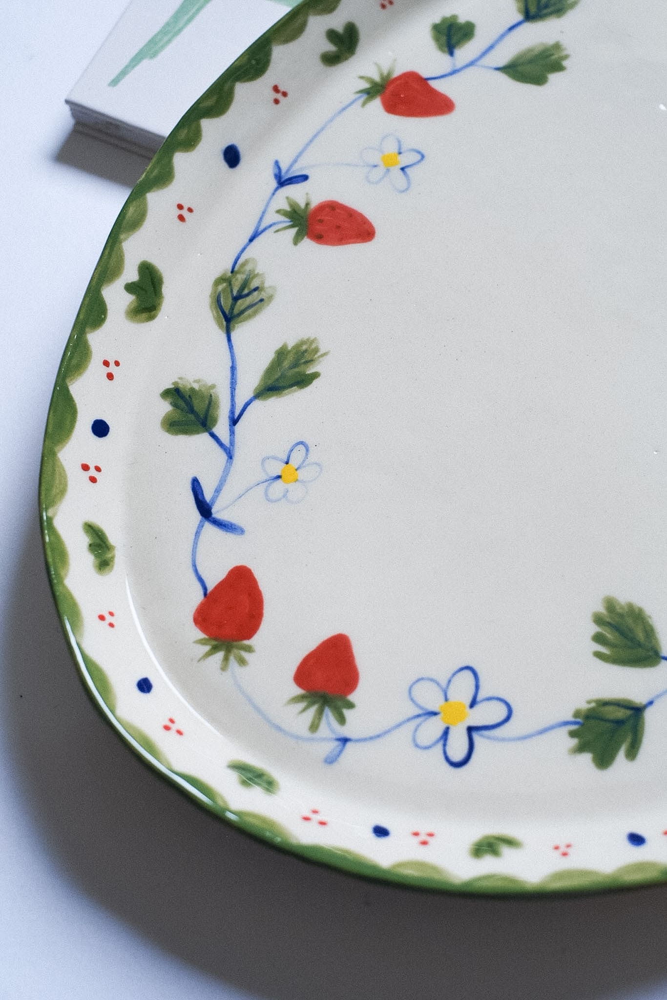 Grand plat ovale céramique artisanale fraises peintes à la main