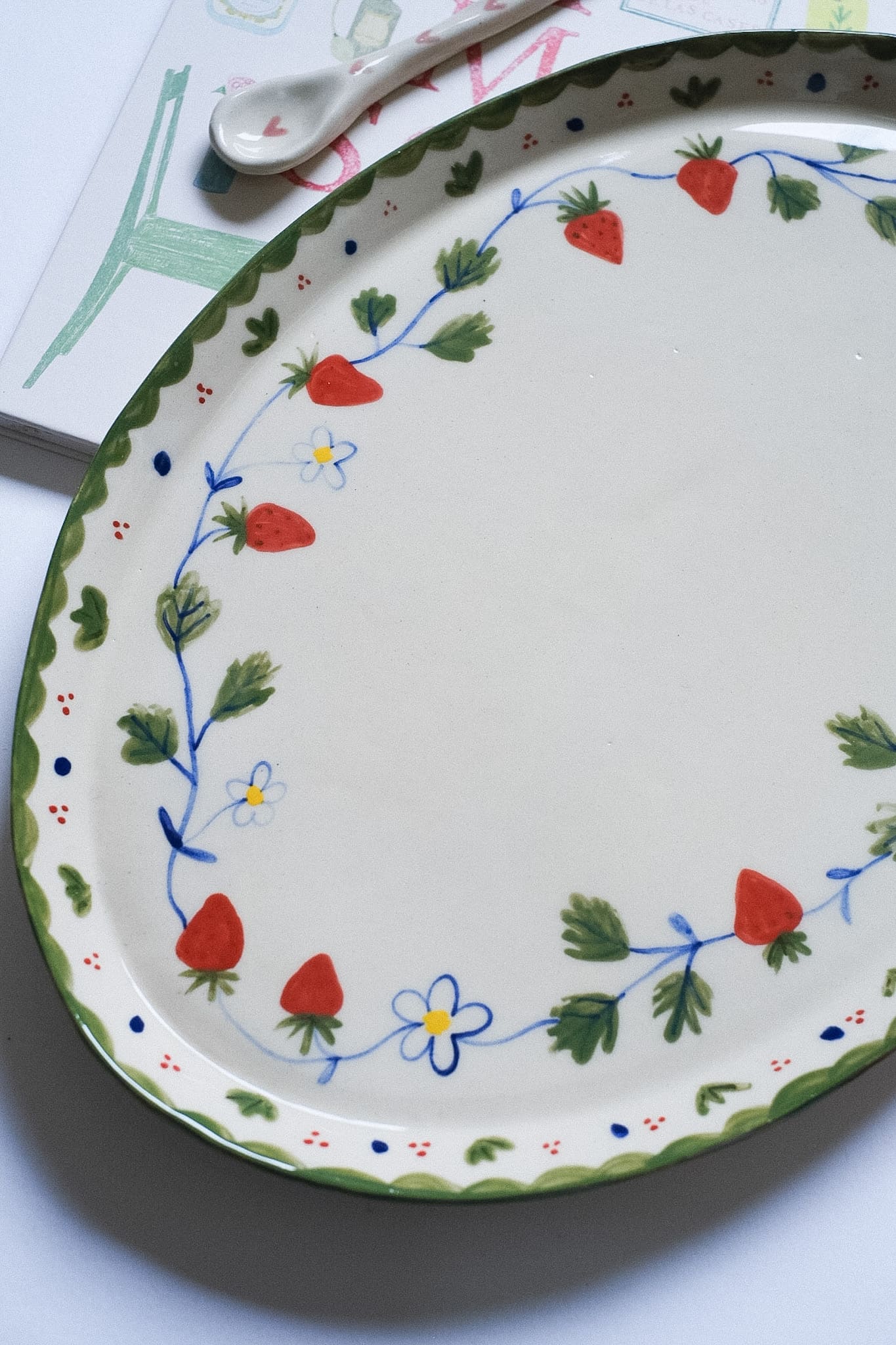 Grand plat ovale céramique artisanale fraises peintes à la main