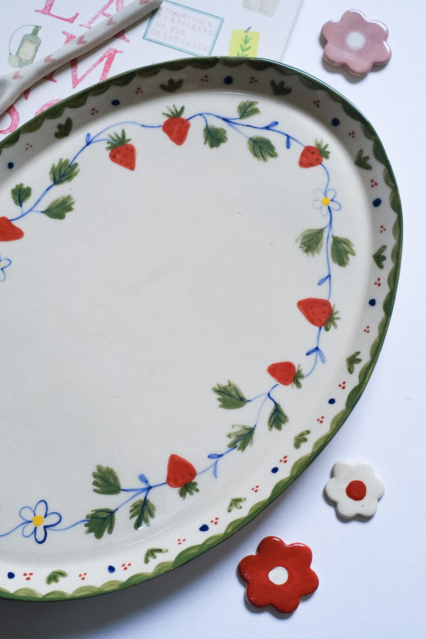 Grand plat ovale céramique artisanale fraises peintes à la main