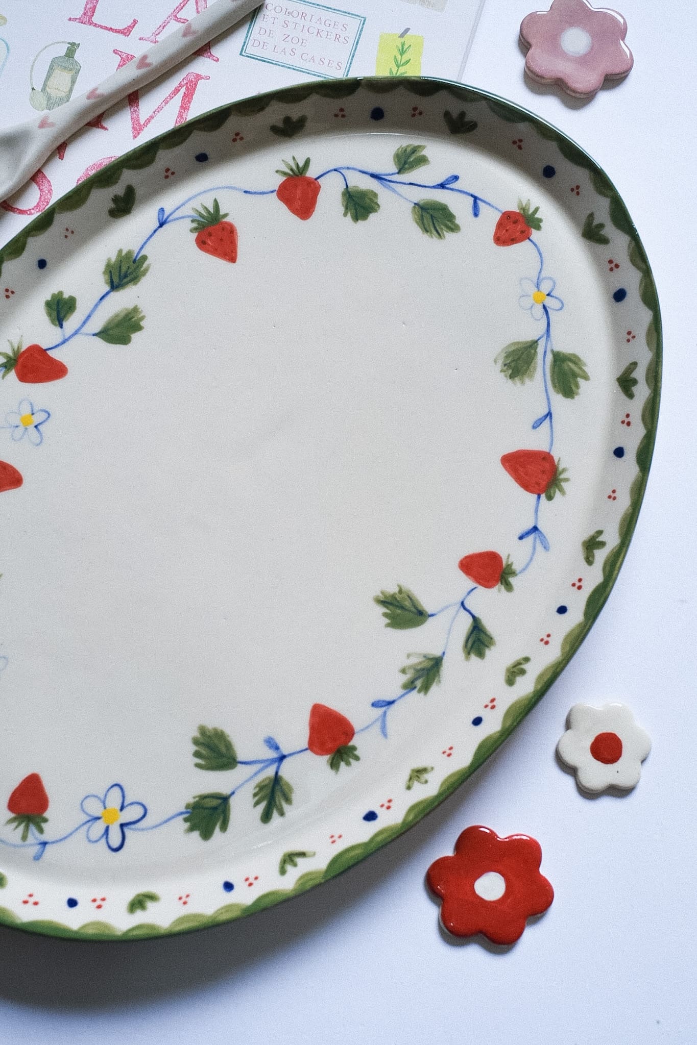 Grand plat ovale céramique artisanale fraises peintes à la main