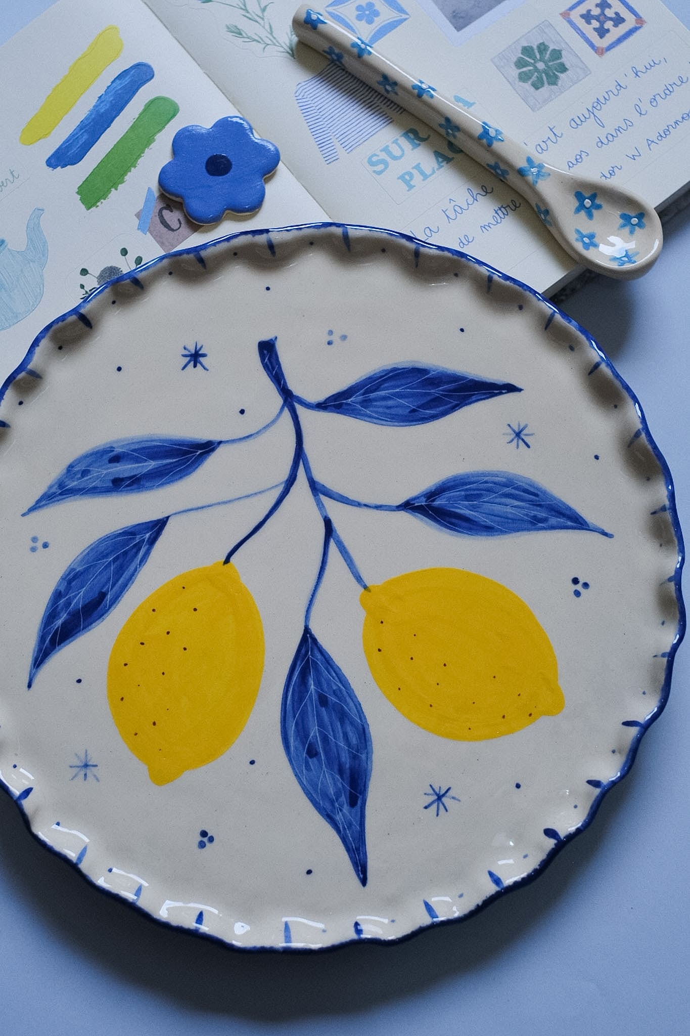Plat à tarte céramique artisanale citrons bleu et jaune peint main