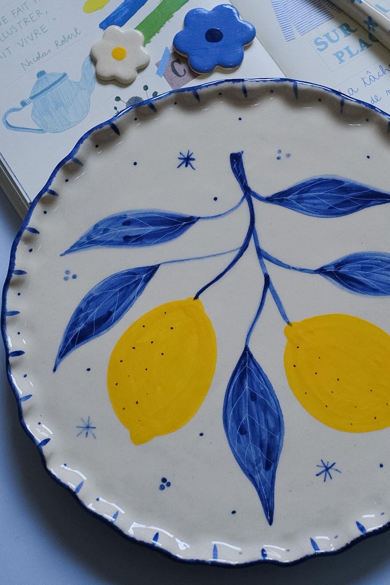 Plat à tarte céramique artisanale citrons bleu et jaune peint main