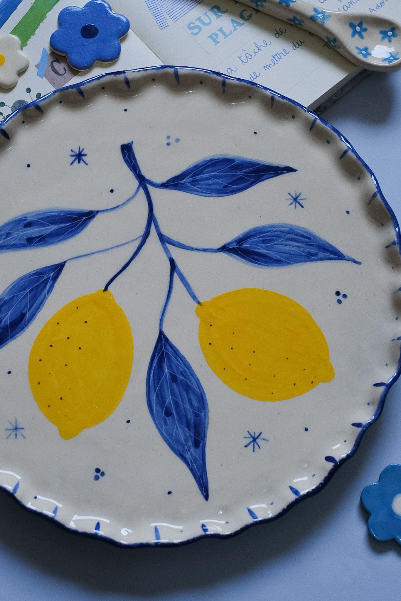 Plat à tarte céramique artisanale citrons bleu et jaune peint main