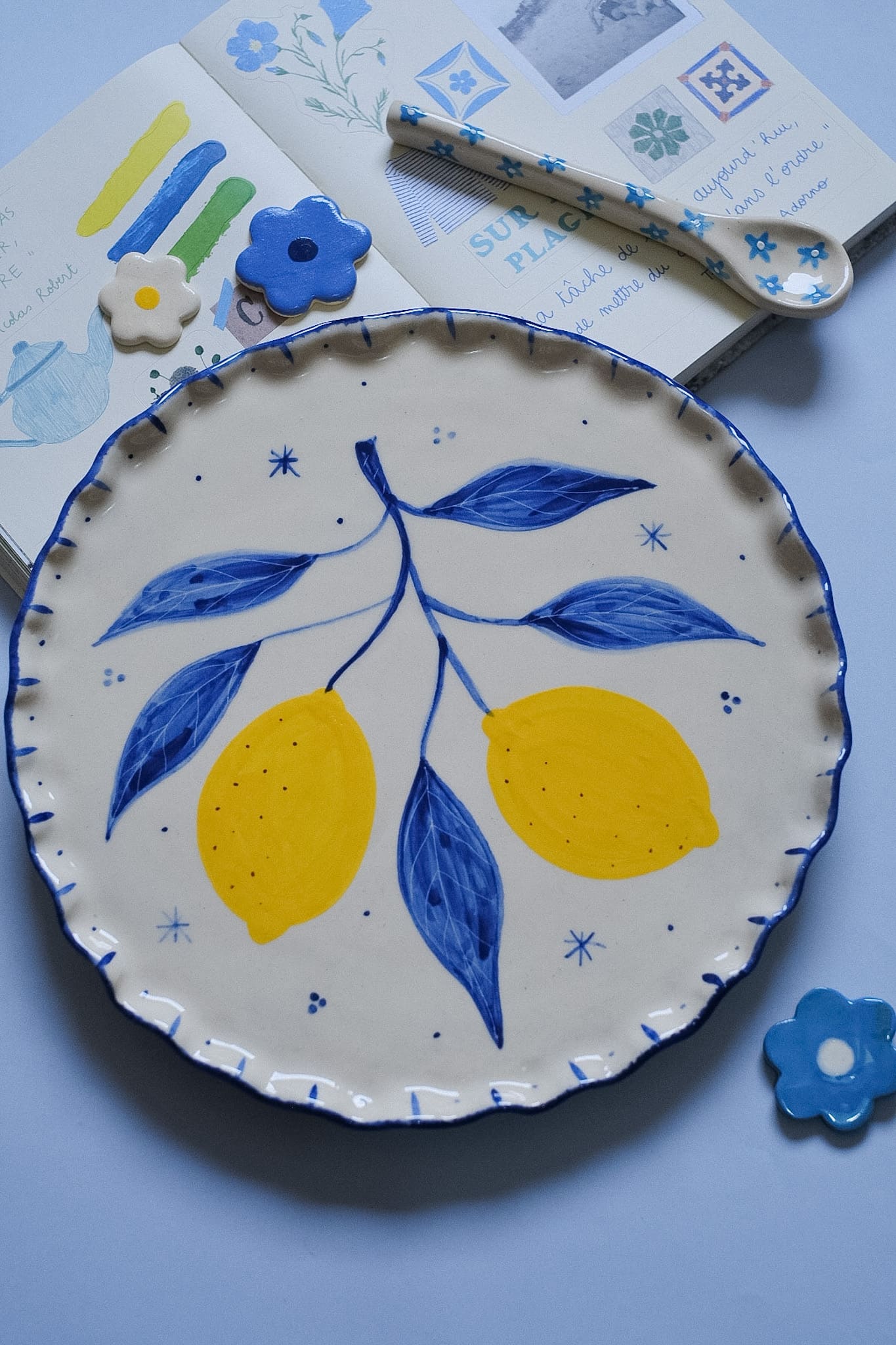 Plat à tarte céramique artisanale citrons bleu et jaune peint main