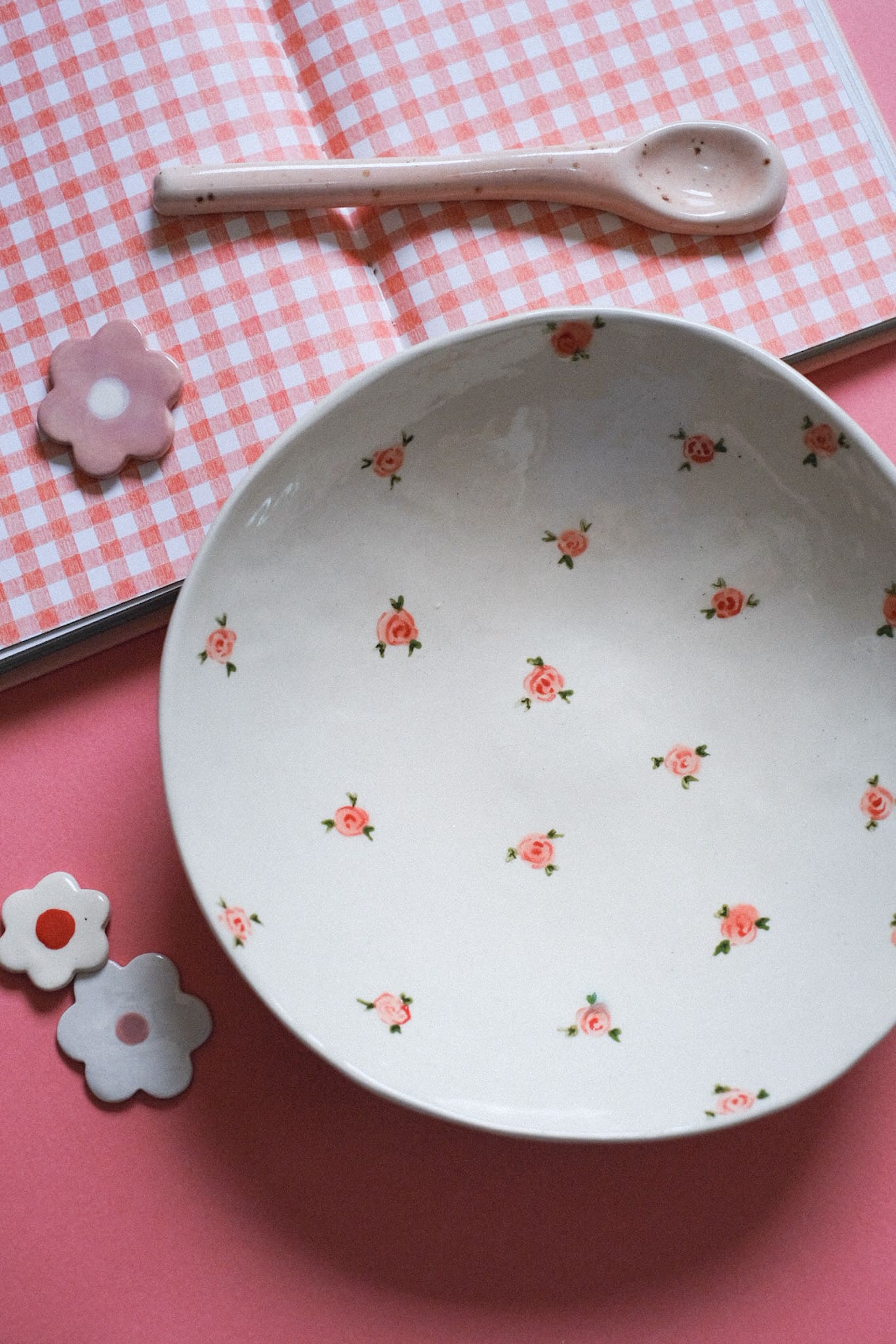Assiette creuse en céramique artisanale petites roses peintes à la main