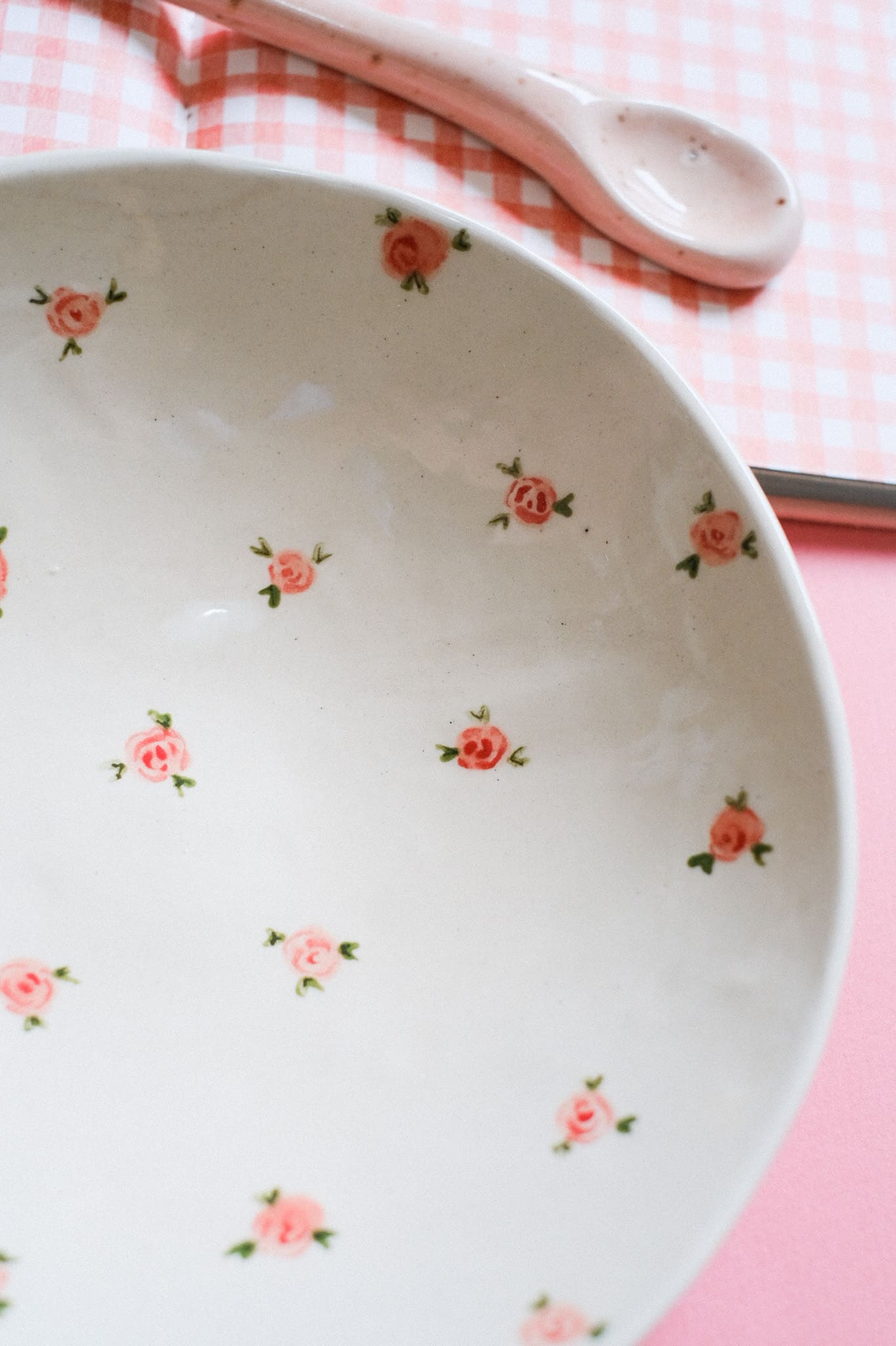 Assiette creuse en céramique artisanale petites roses peintes à la main