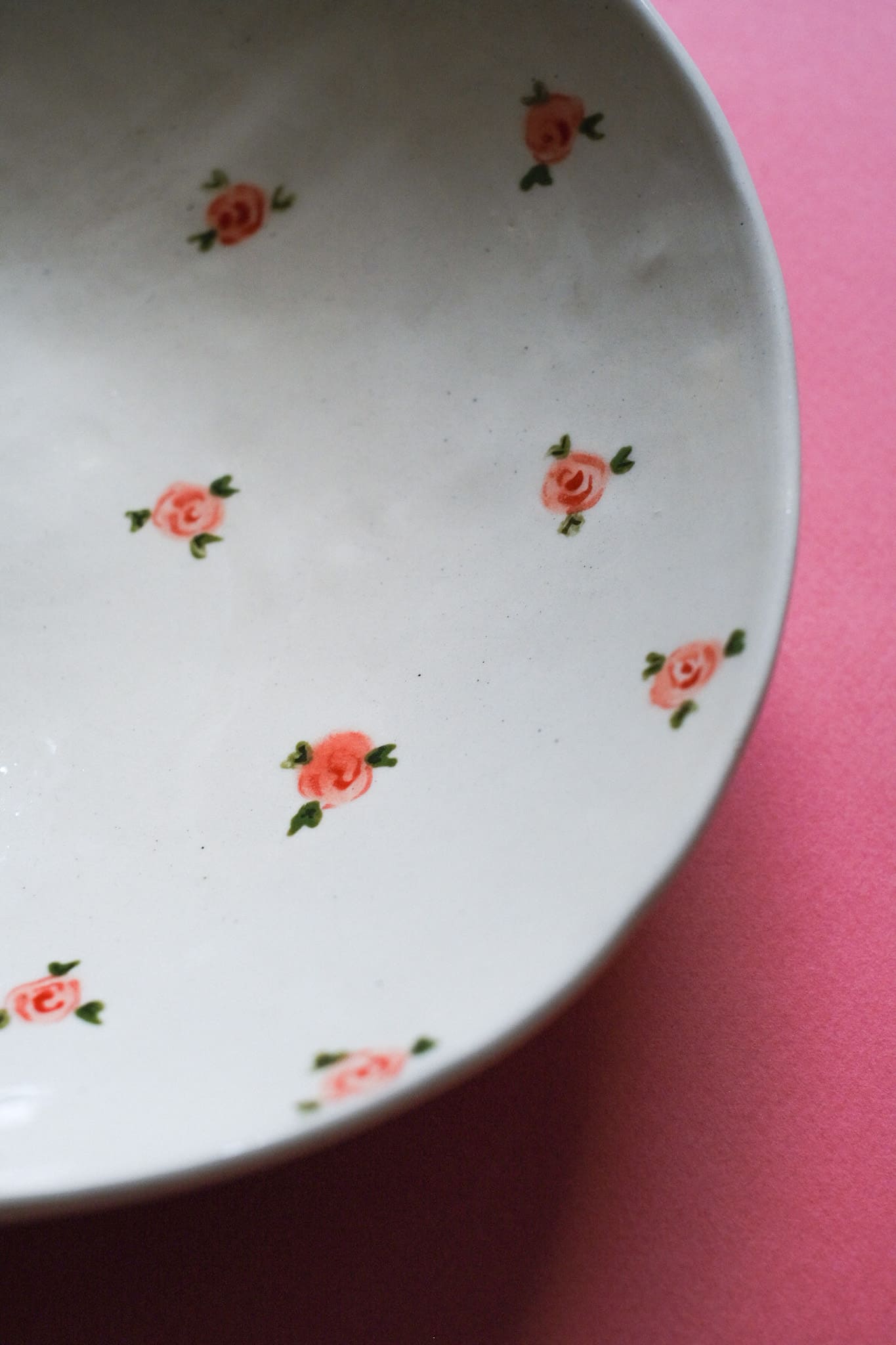 Assiette creuse en céramique artisanale petites roses peintes à la main