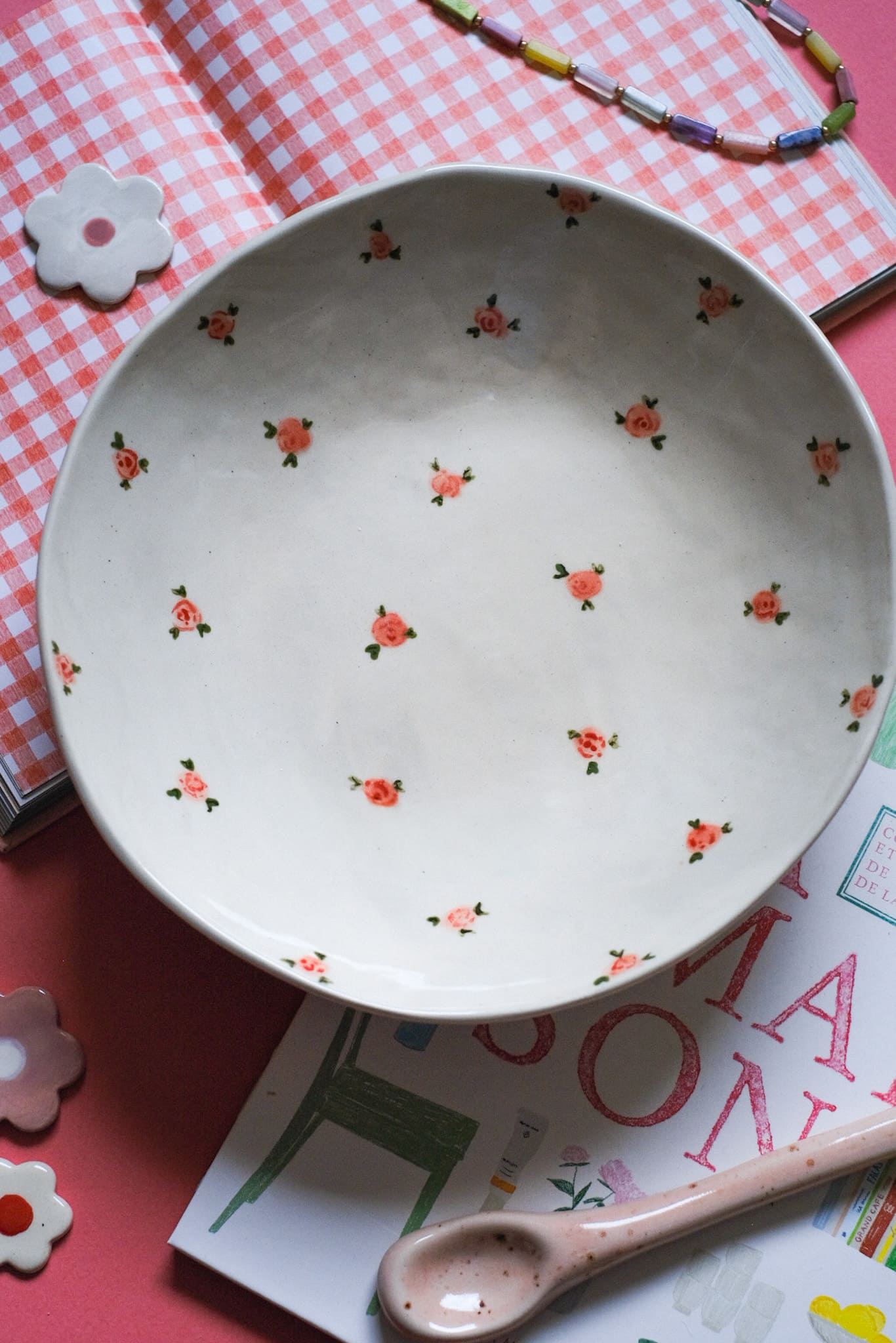 Assiette creuse en céramique artisanale petites roses peintes à la main