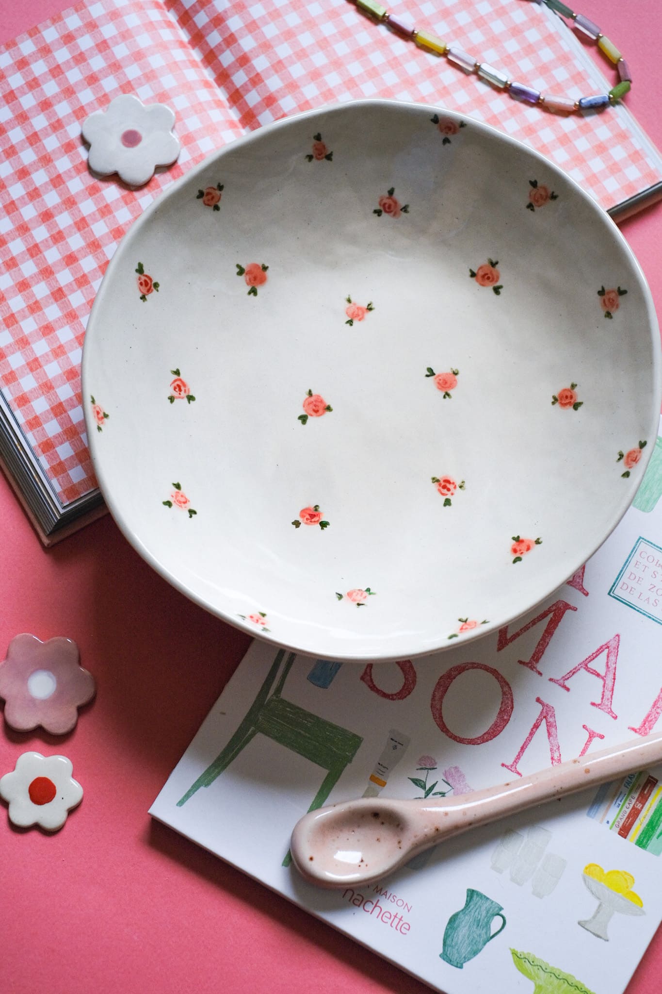 Assiette creuse en céramique artisanale petites roses peintes à la main