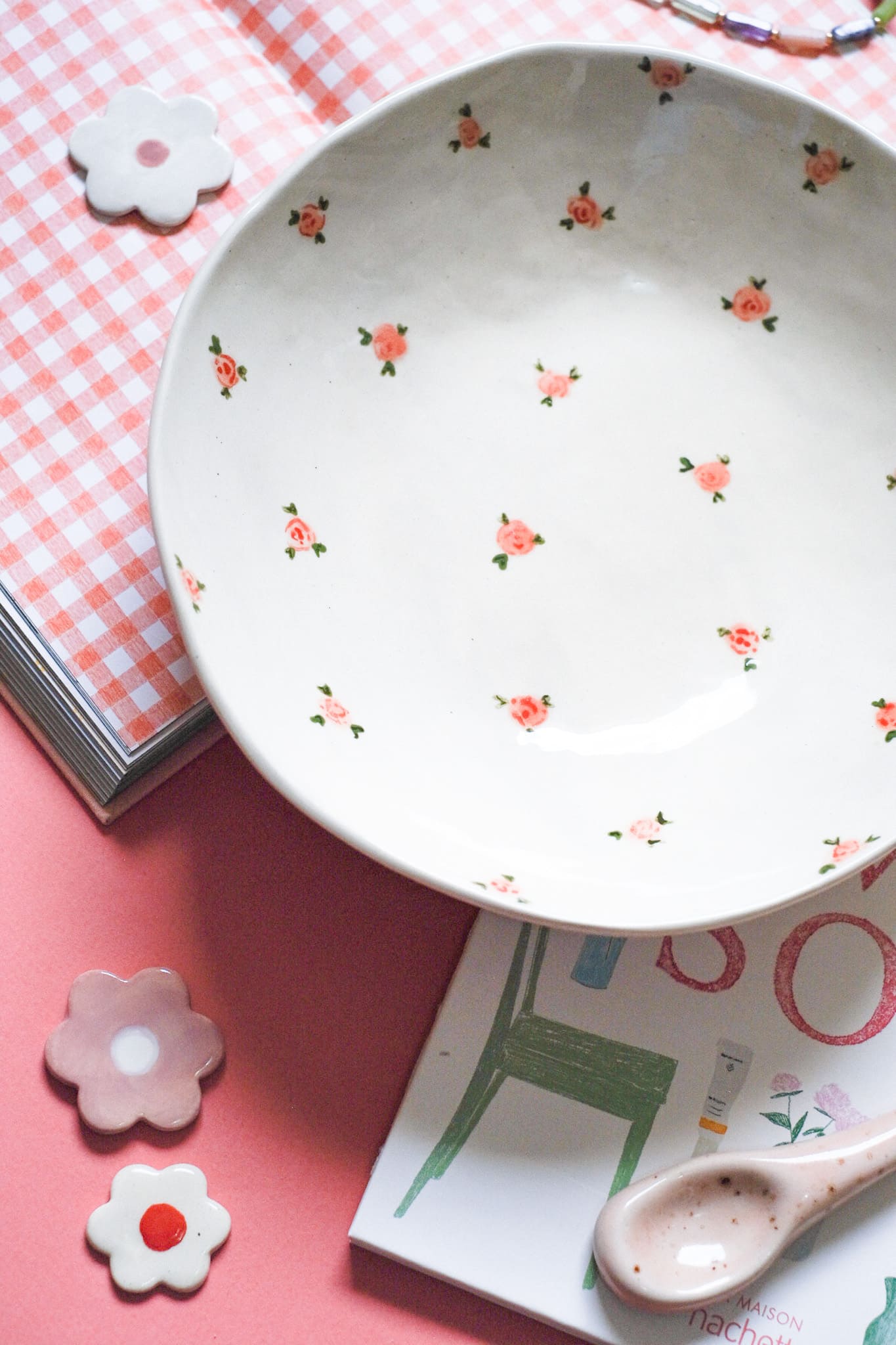 Assiette creuse en céramique artisanale petites roses peintes à la main