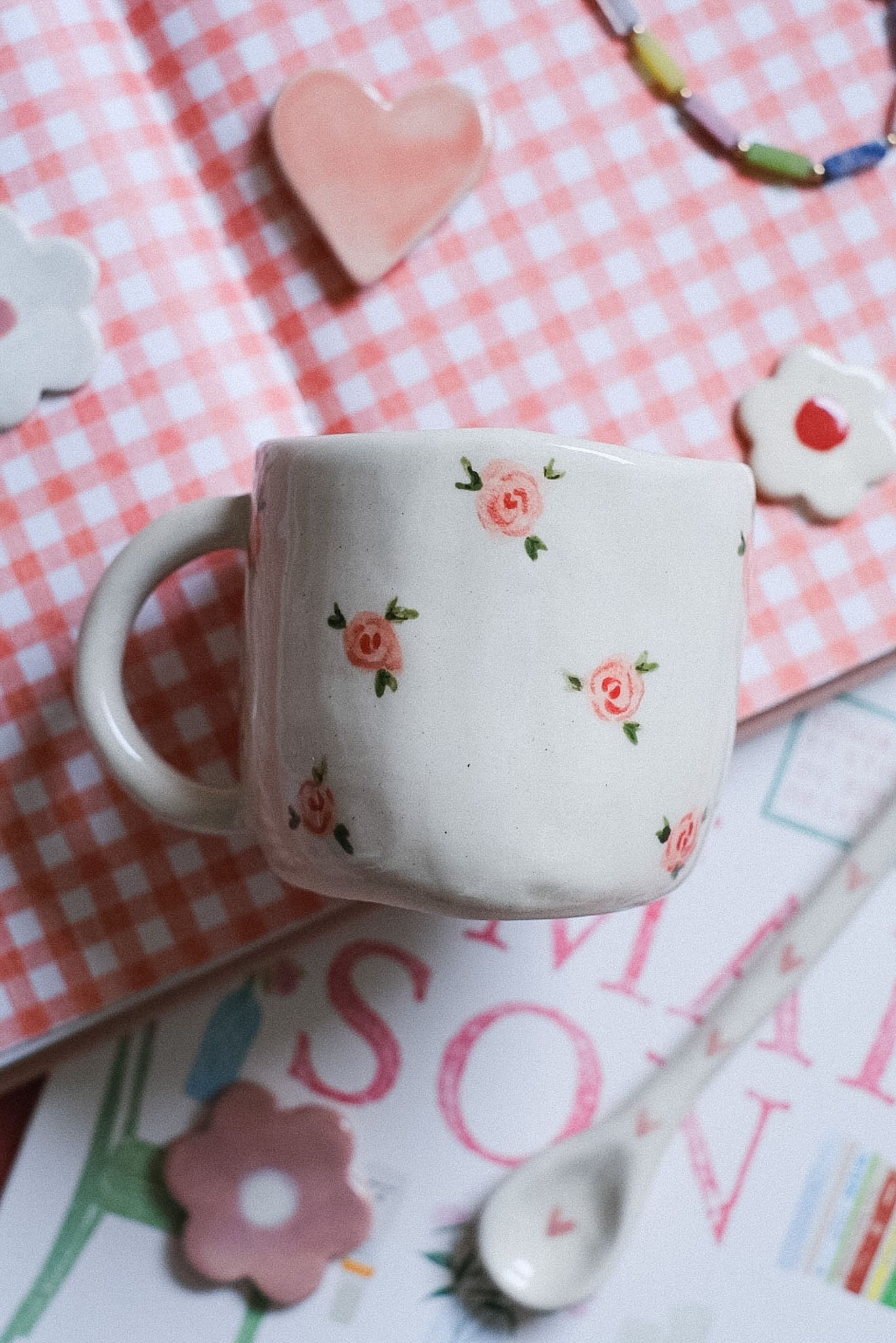 Mug en céramique artisanale petites roses peintes à la main