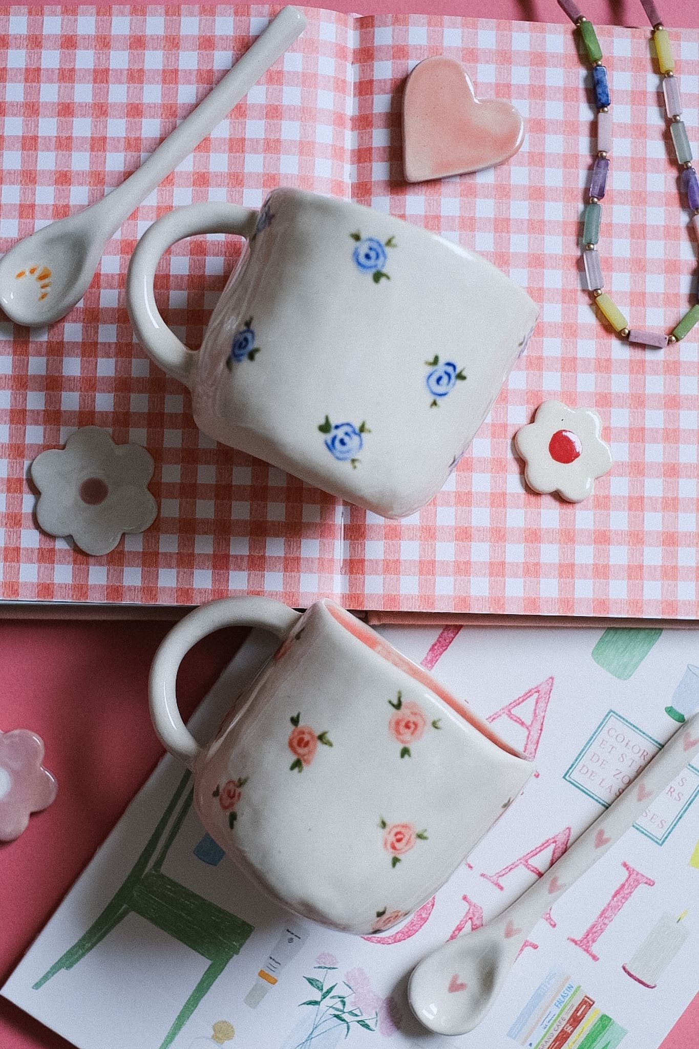 Mug en céramique artisanale petites roses peintes à la main