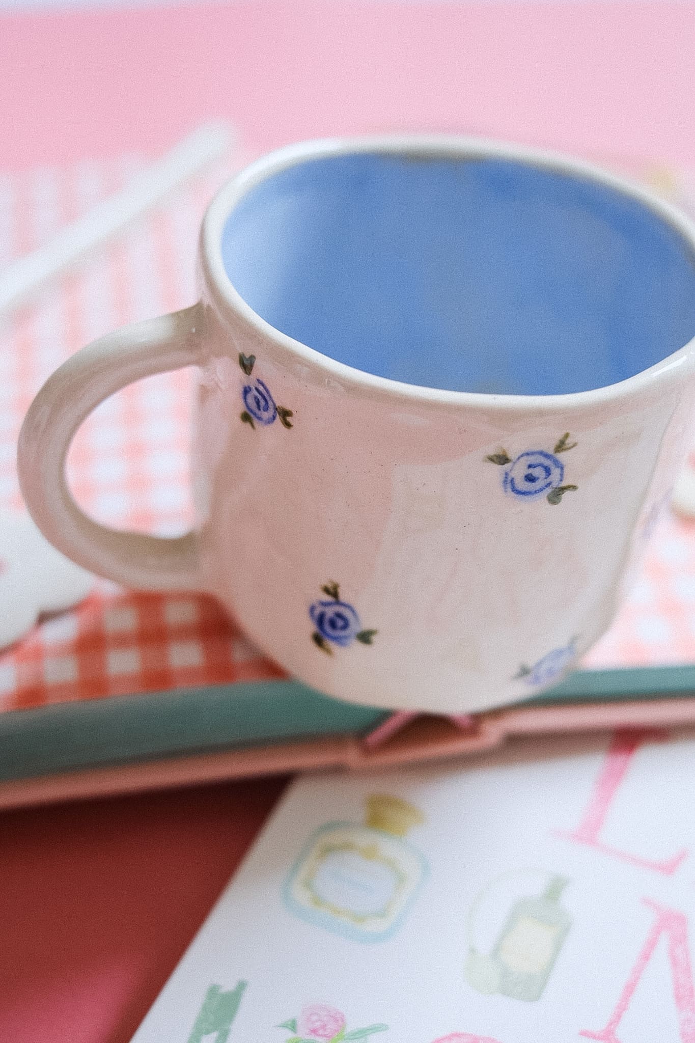 Mug en céramique artisanale petites roses peintes à la main