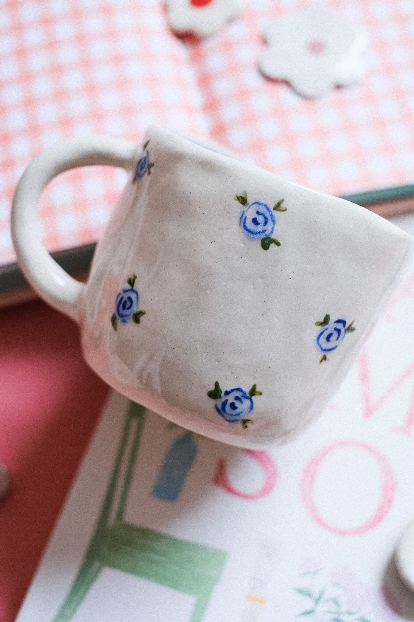 Mug en céramique artisanale petites roses peintes à la main