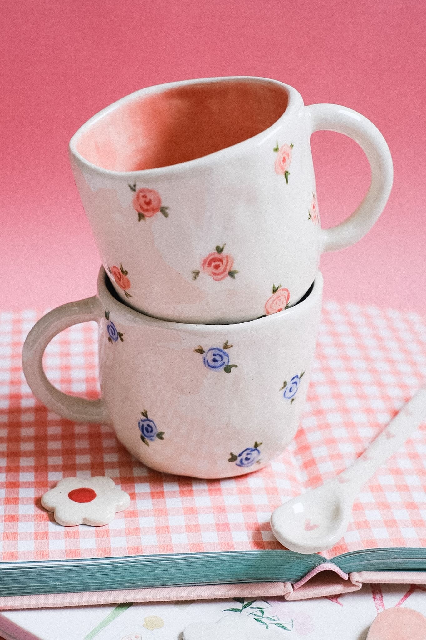 Mug en céramique artisanale petites roses peintes à la main