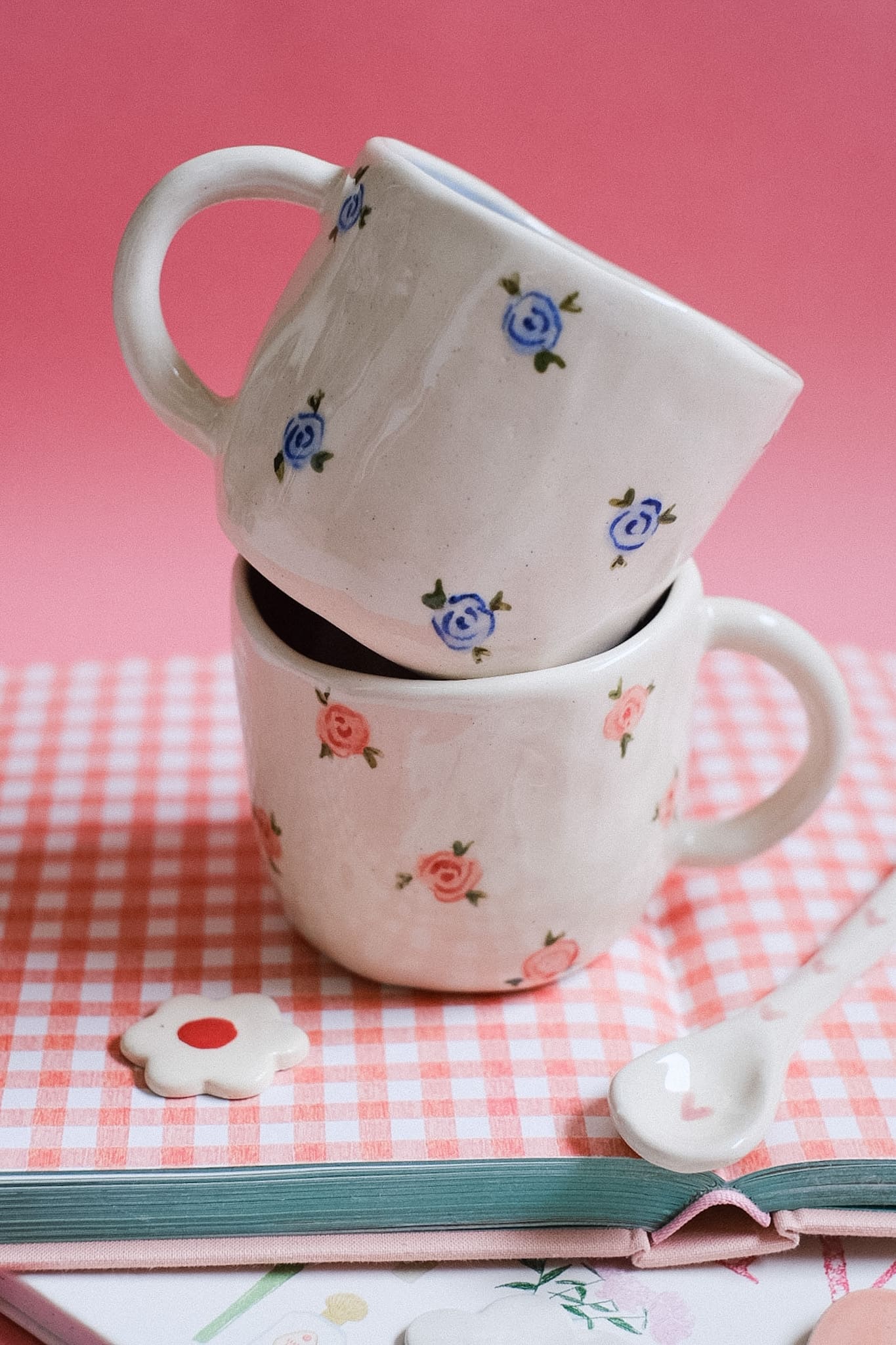 Mug en céramique artisanale petites roses peintes à la main