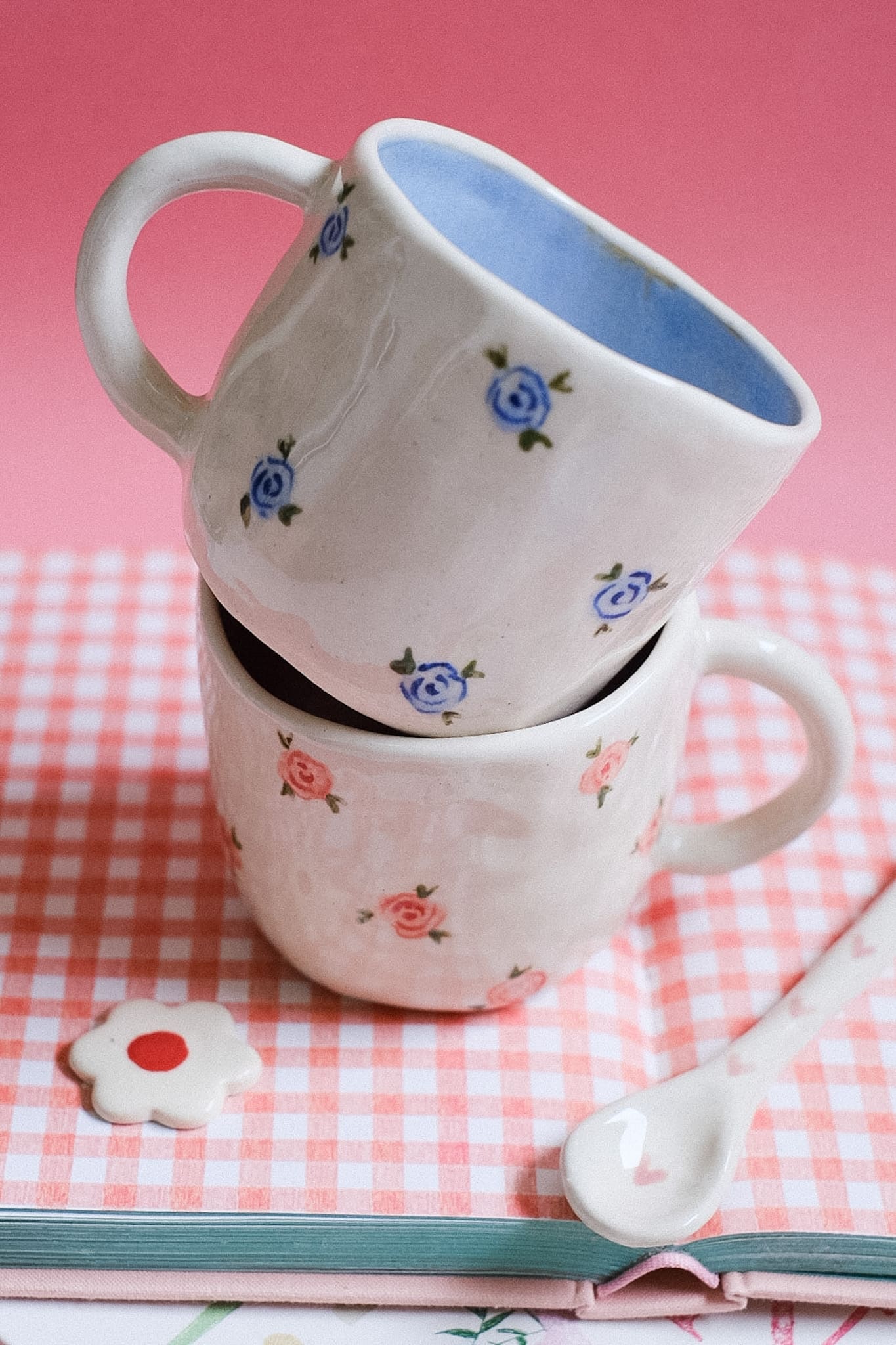 Mug en céramique artisanale petites roses peintes à la main