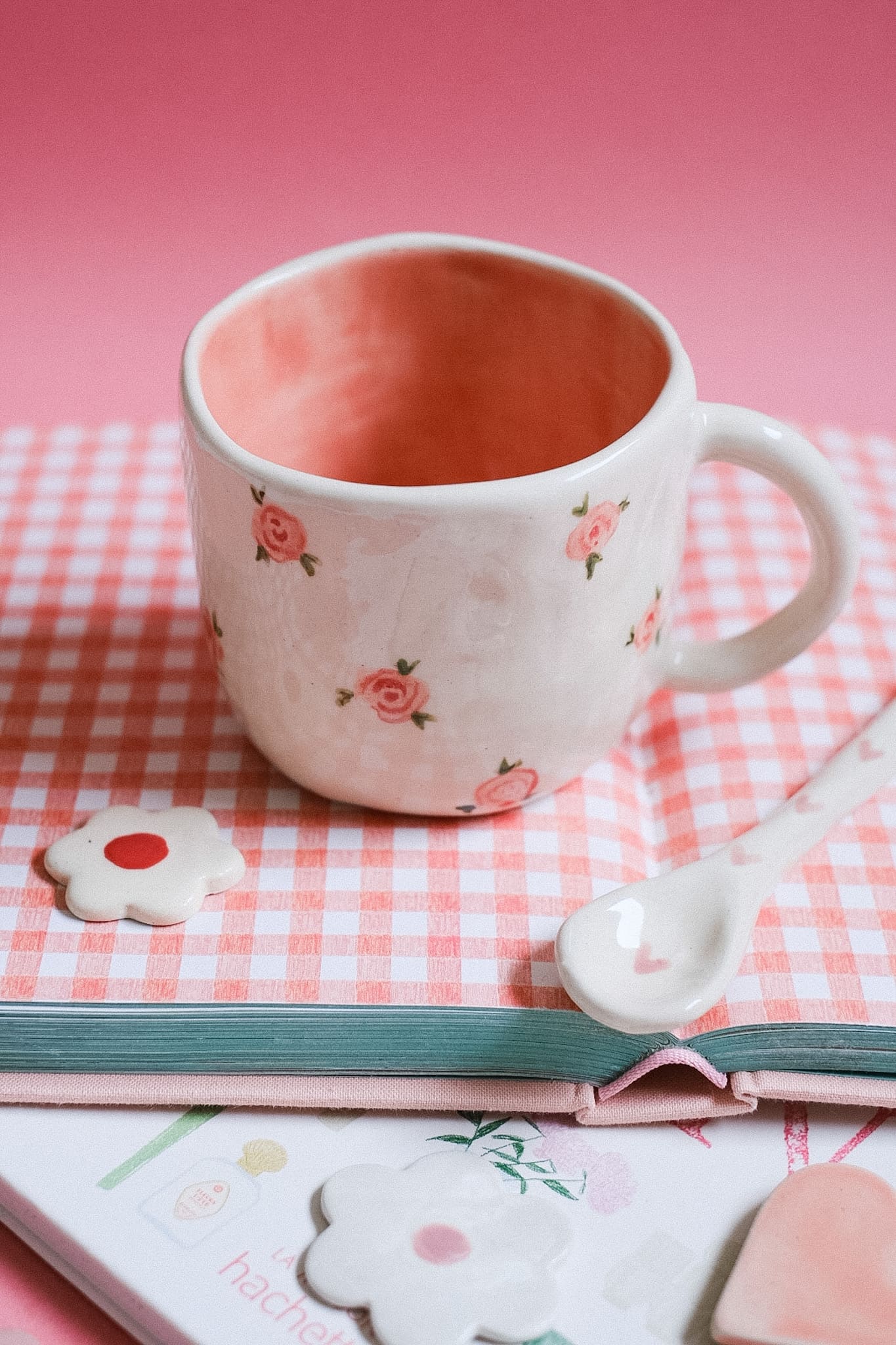 Mug en céramique artisanale petites roses peintes à la main