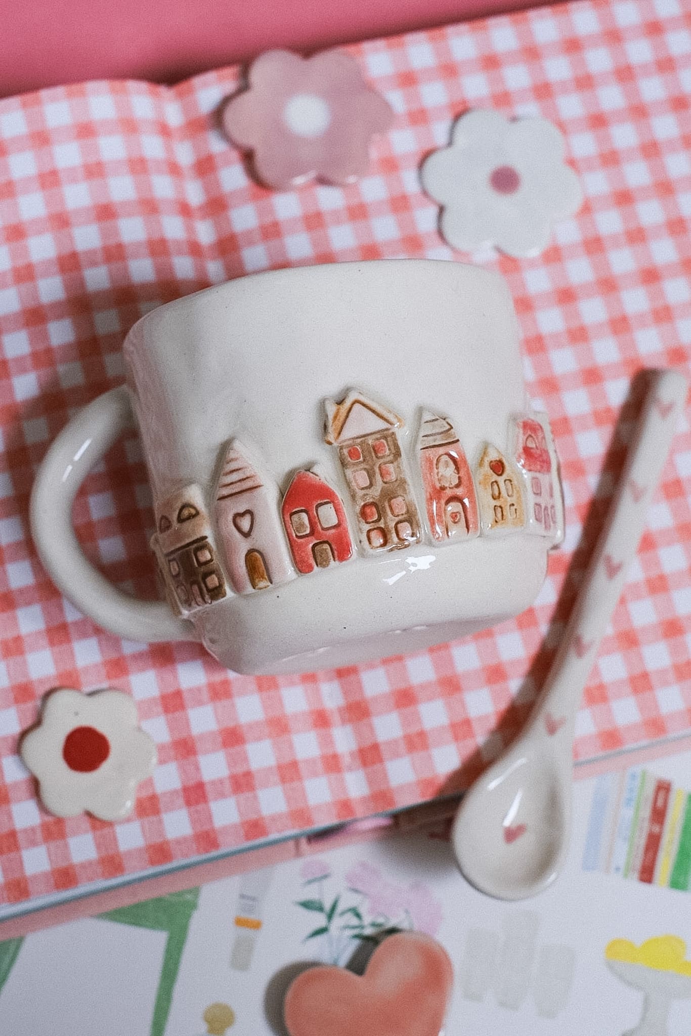 Mug en céramique artisanale maisons en relief peintes à la main