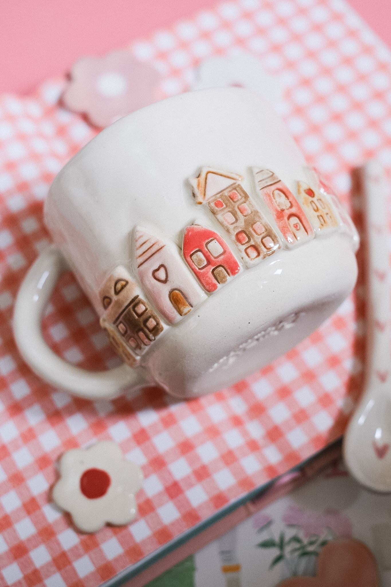 Mug en céramique artisanale maisons en relief peintes à la main
