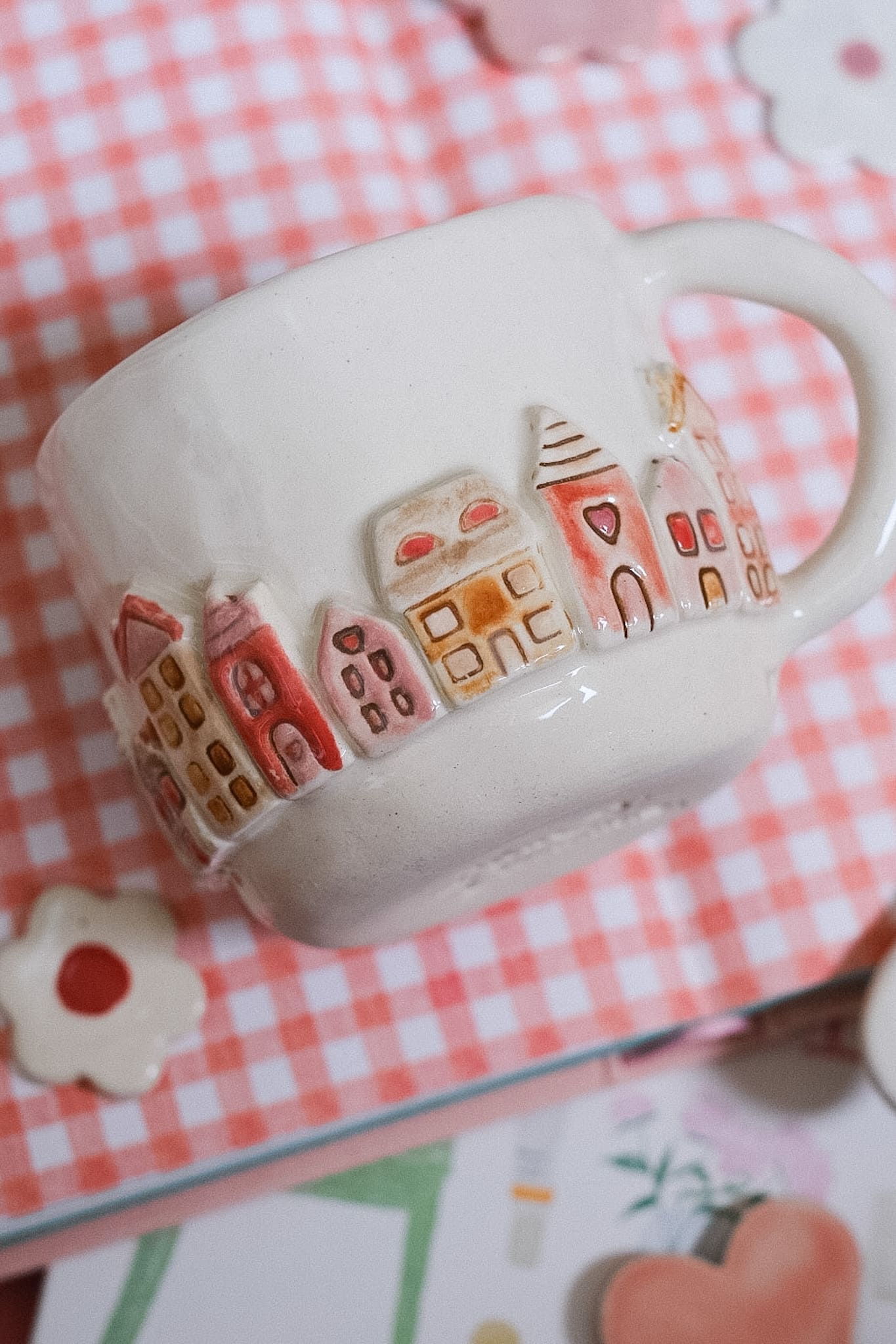 Mug en céramique artisanale maisons en relief peintes à la main