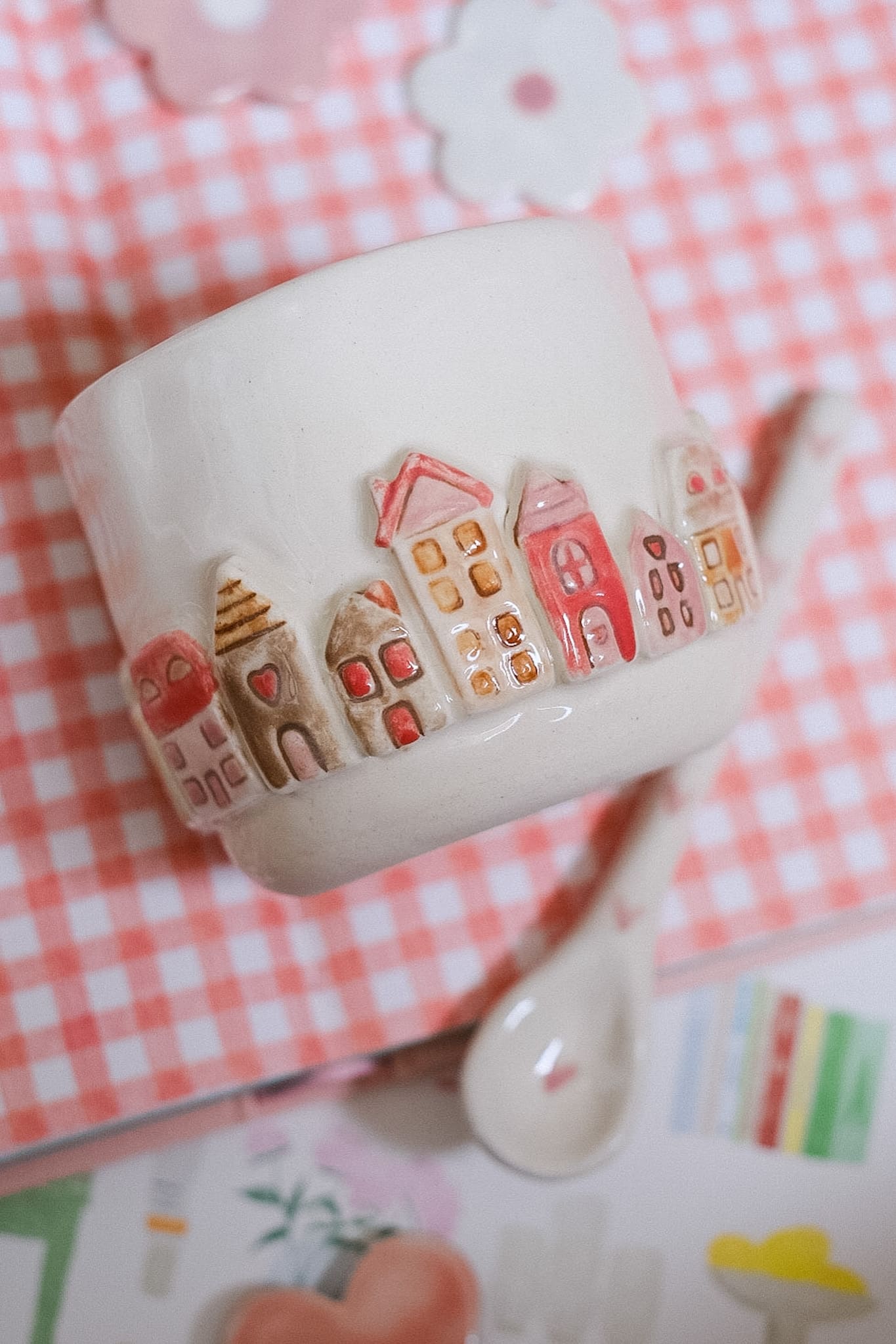 Mug en céramique artisanale maisons en relief peintes à la main