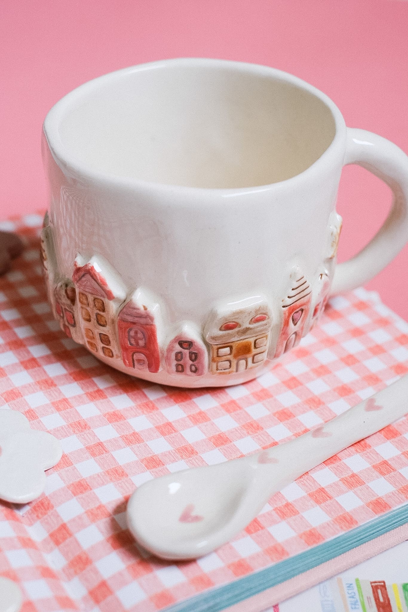 Mug en céramique artisanale maisons en relief peintes à la main
